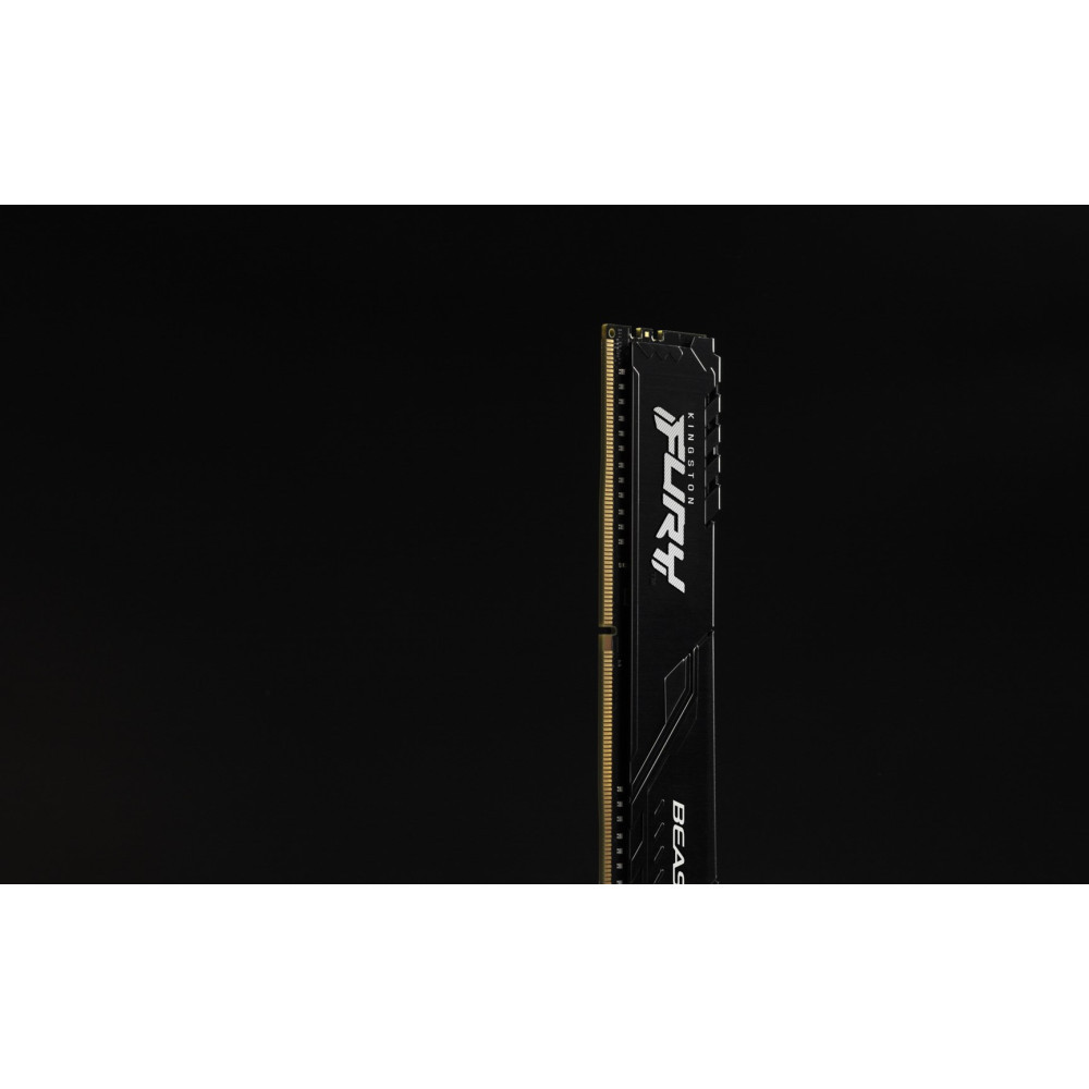 Czarny moduł pamięci RAM Kingston FURY stoi pionowo na ciemnym tle.