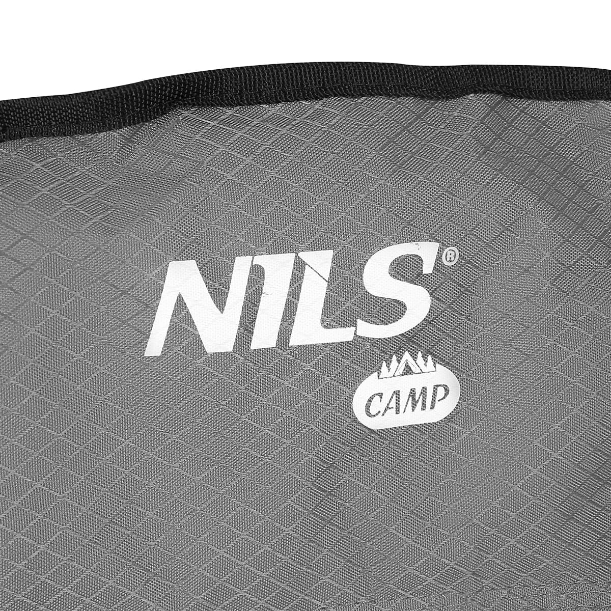 Szara tkanina ripstop z czarnym obszyciem i białym logo NILS CAMP.