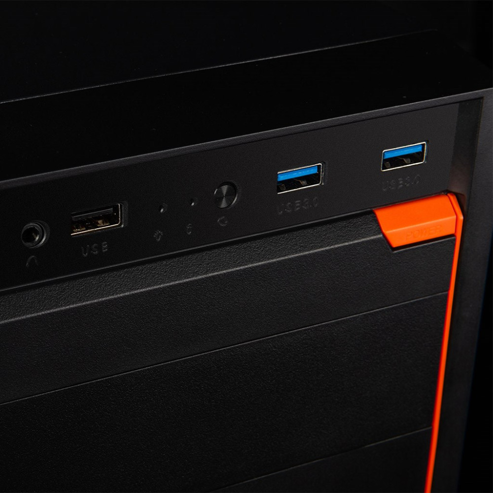 Zbliżenie przedniego panelu czarnej obudowy komputera z portami USB, gniazdem audio i pomarańczowym przyciskiem zasilania.
