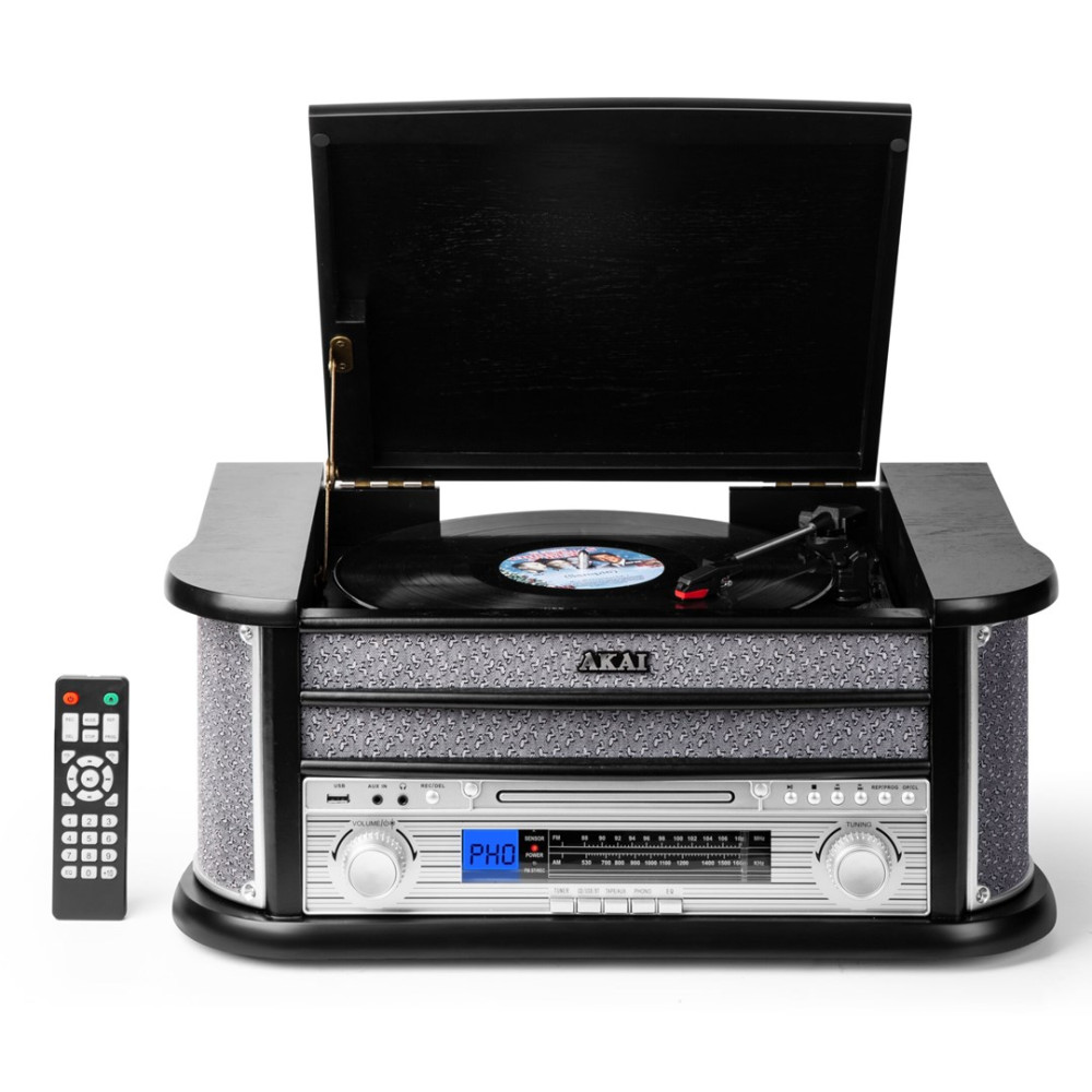 Czarny gramofon retro Akai z otwartą pokrywą i pilotem na białym tle.