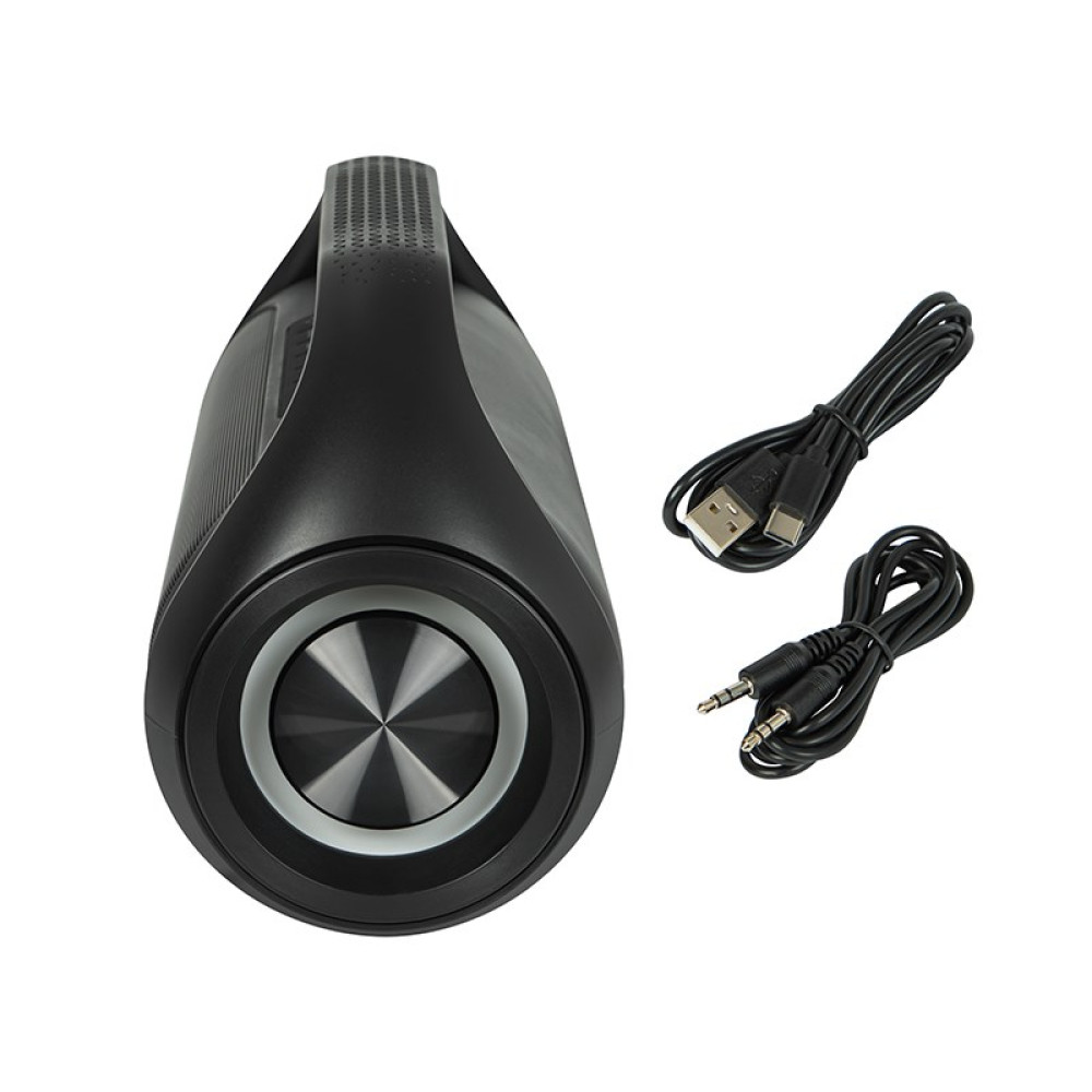 Czarny głośnik przenośny z uchwytem, w zestawie z kablem ładującym USB-C i kablem aux.