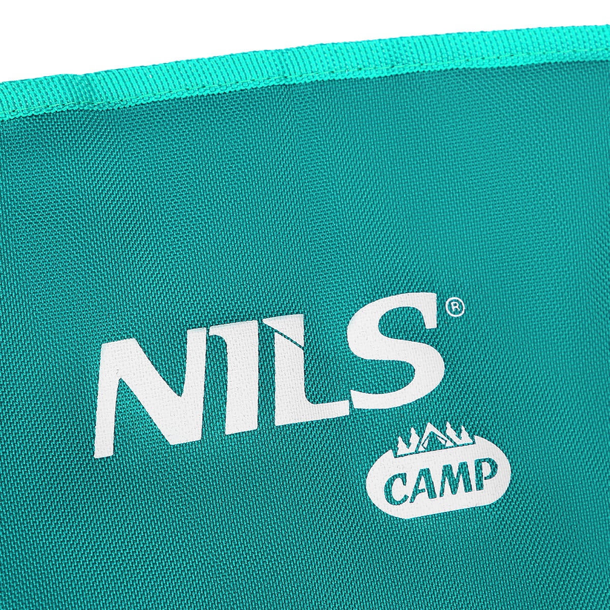 Turkusowy materiał z białym logo NILS CAMP i ikoną namiotu.