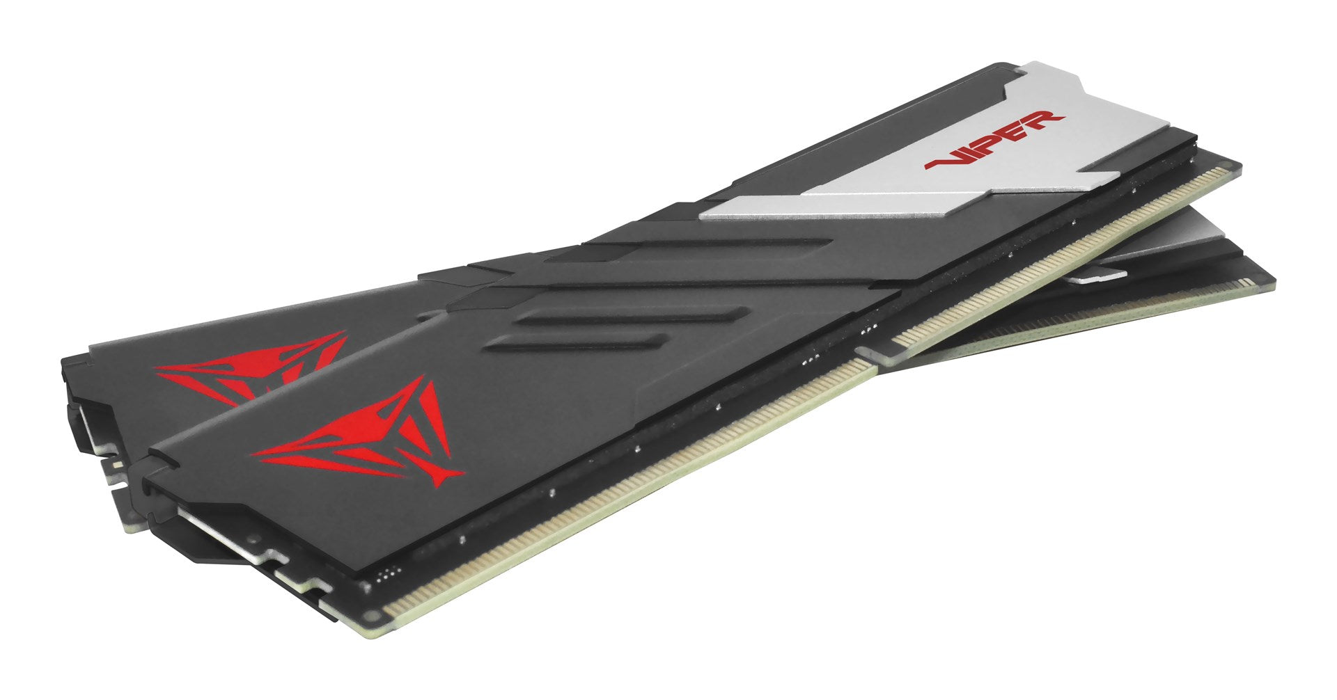 Dwa czarne moduły RAM z czerwono-czarnym logo Viper i srebrnym radiatorem na białym tle.