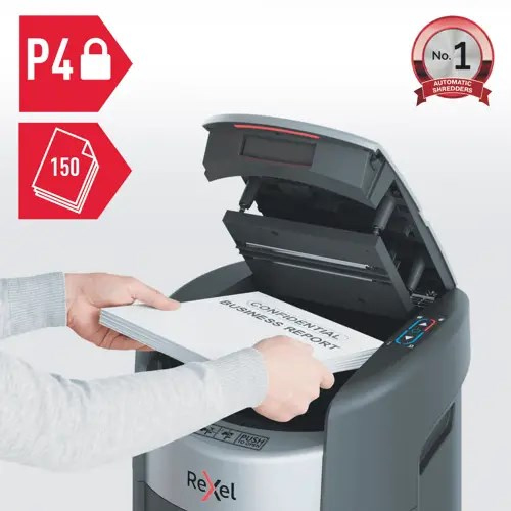 Osoba wkłada stos papieru do otwartej niszczarki dokumentów Rexel.