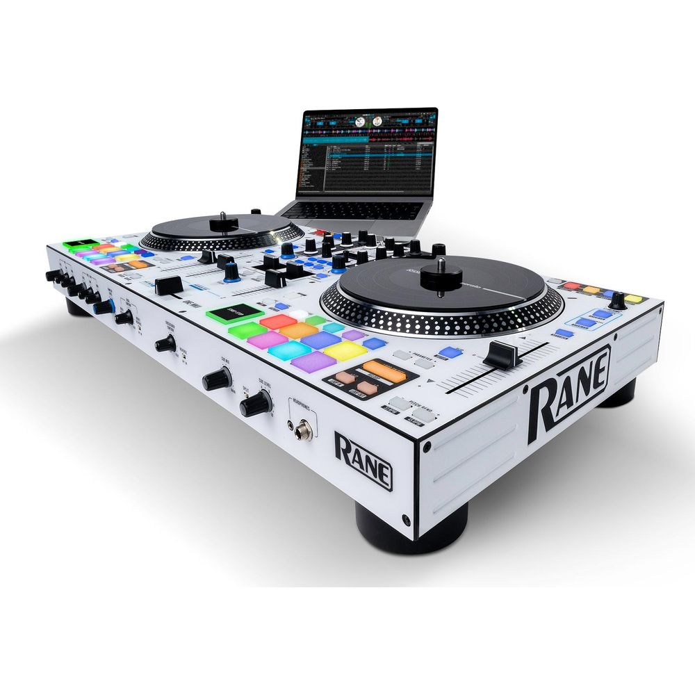 Biały kontroler DJ RANE z dwoma gramofonami i kolorowymi padami, podłączony do laptopa w tle.