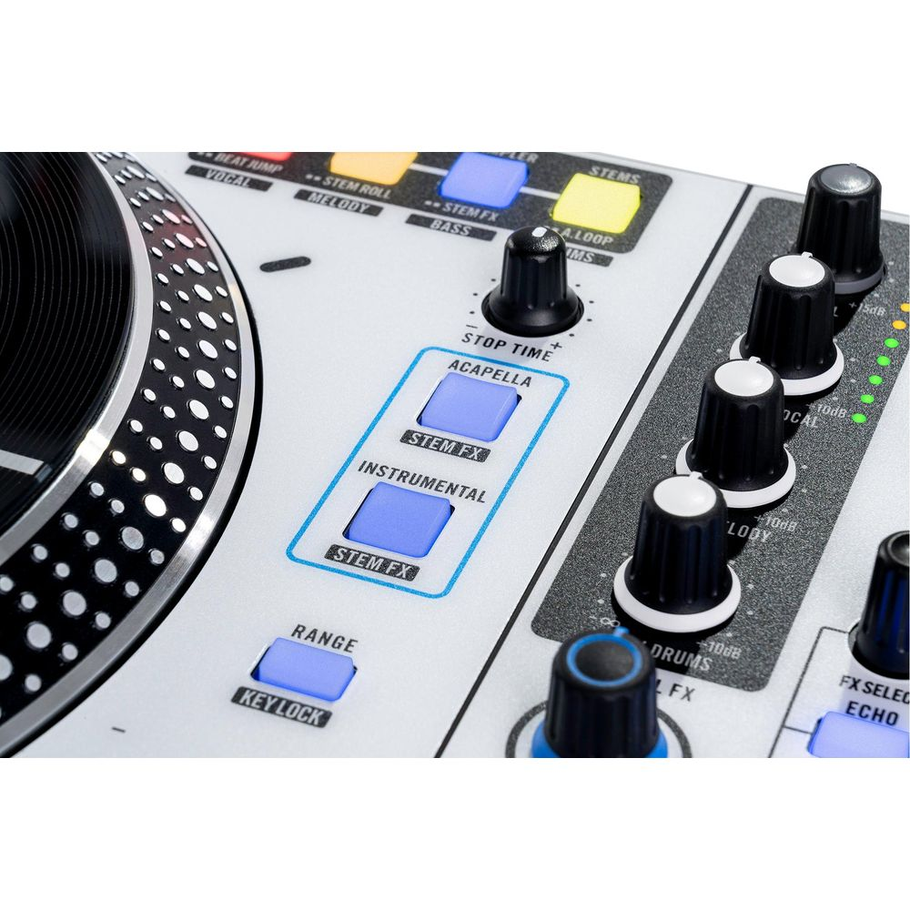 Zblizenie srebrnego kontrolera DJ z kolorowymi padami, pokretlami i kolem jog.