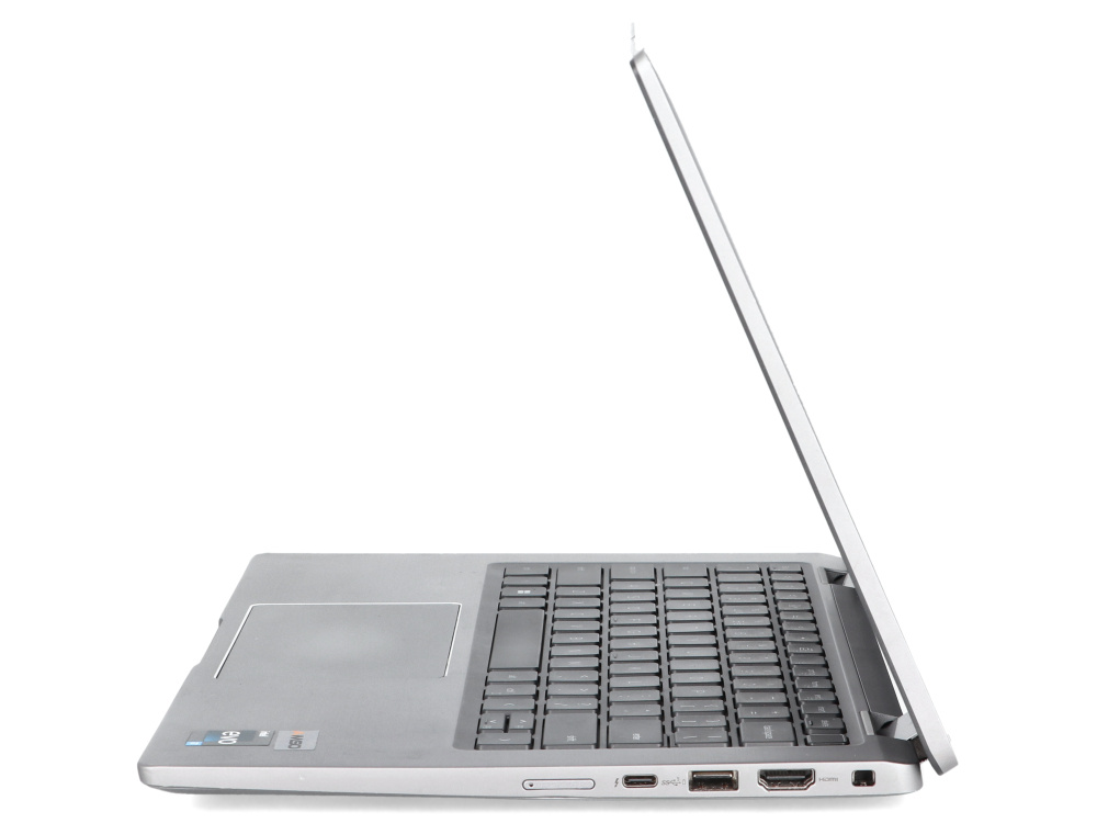 Widok z boku srebrnego laptopa z otwartą klawiaturą i ekranem na białym tle.