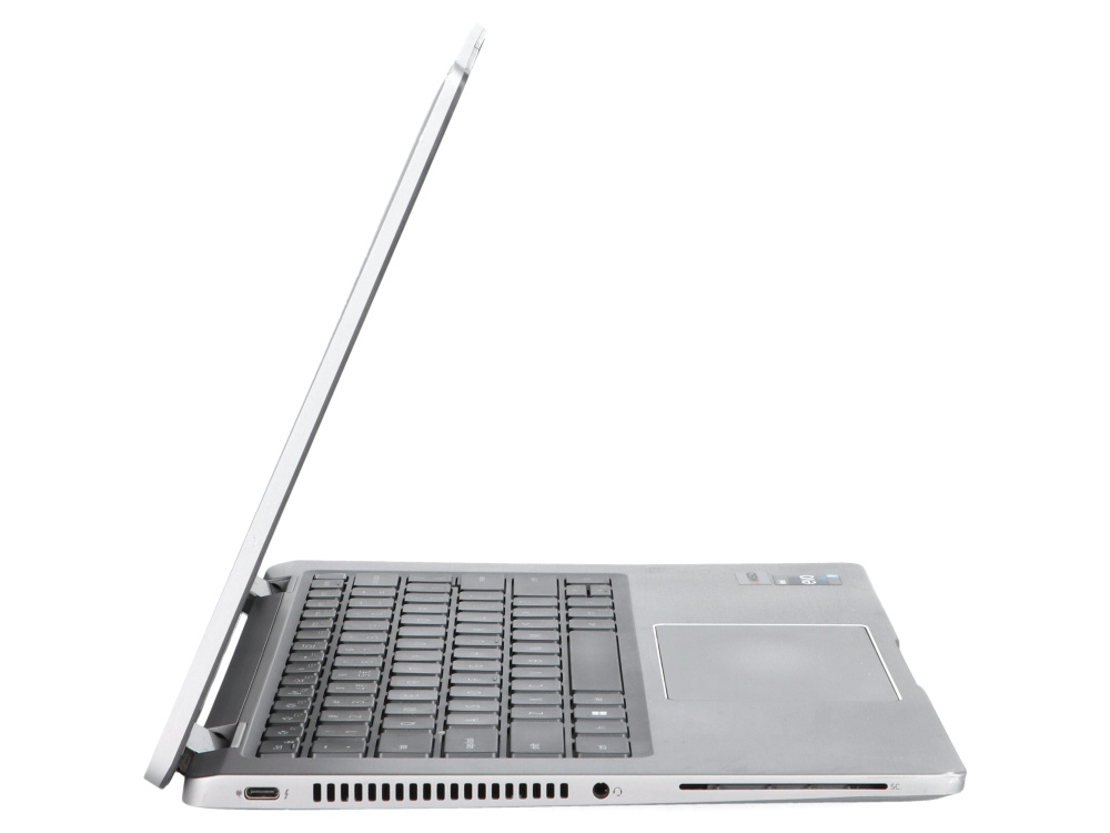 Widok z boku otwartego srebrnego laptopa na białym tle, pokazujący klawiaturę i porty.