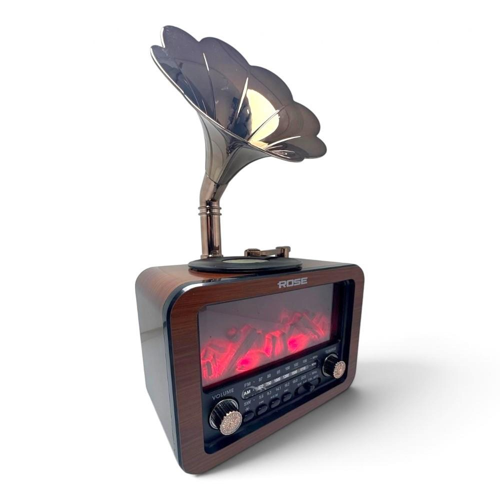 İçinde kırmızı ışık olan ahşap retro radyo ve üstünde büyük parlak bir huni.
