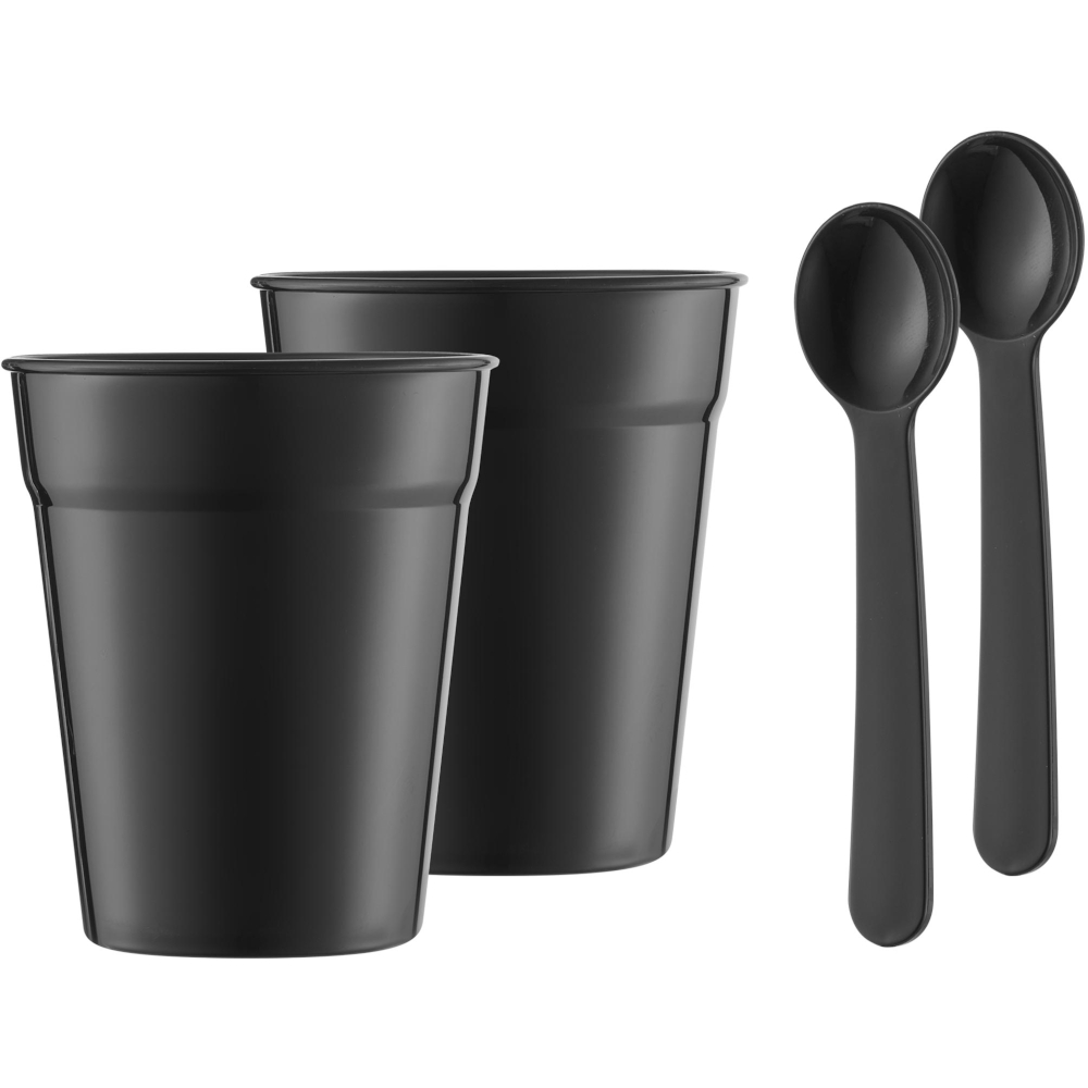 Dwa czarne plastikowe kubki i dwie czarne plastikowe łyżeczki na białym tle.