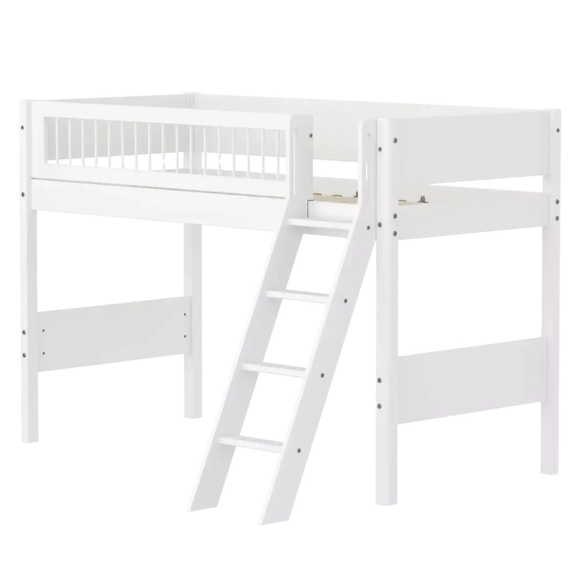 Ein weißes Hochbett mit integrierter Leiter und Absturzsicherung auf weißem Hintergrund.