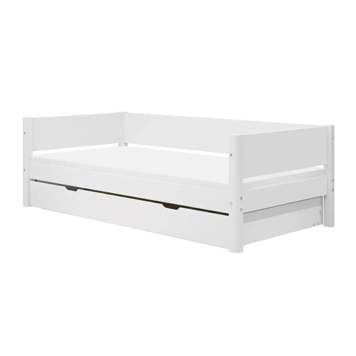 Ein weißes Holztagesbett mit hoher Rückenlehne und integrierter Schublade auf weißem Hintergrund.