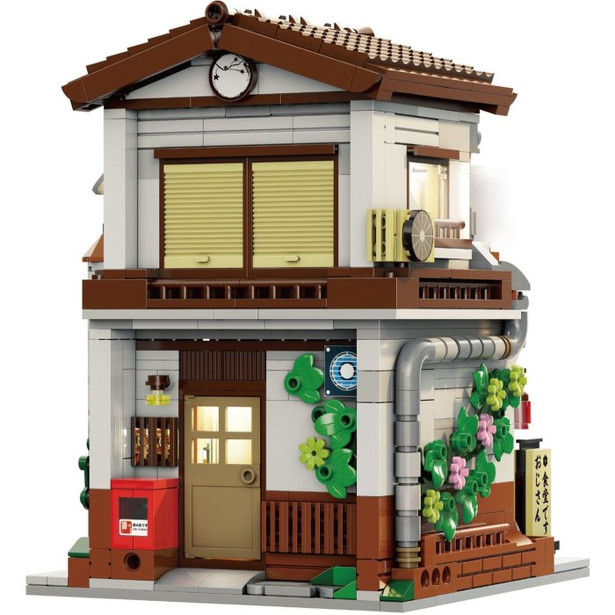 Ein detailliertes Lego-Modell eines zweistöckigen japanischen Gebäudes mit weißen Wänden, braunen Kanten und grünen Ranken.