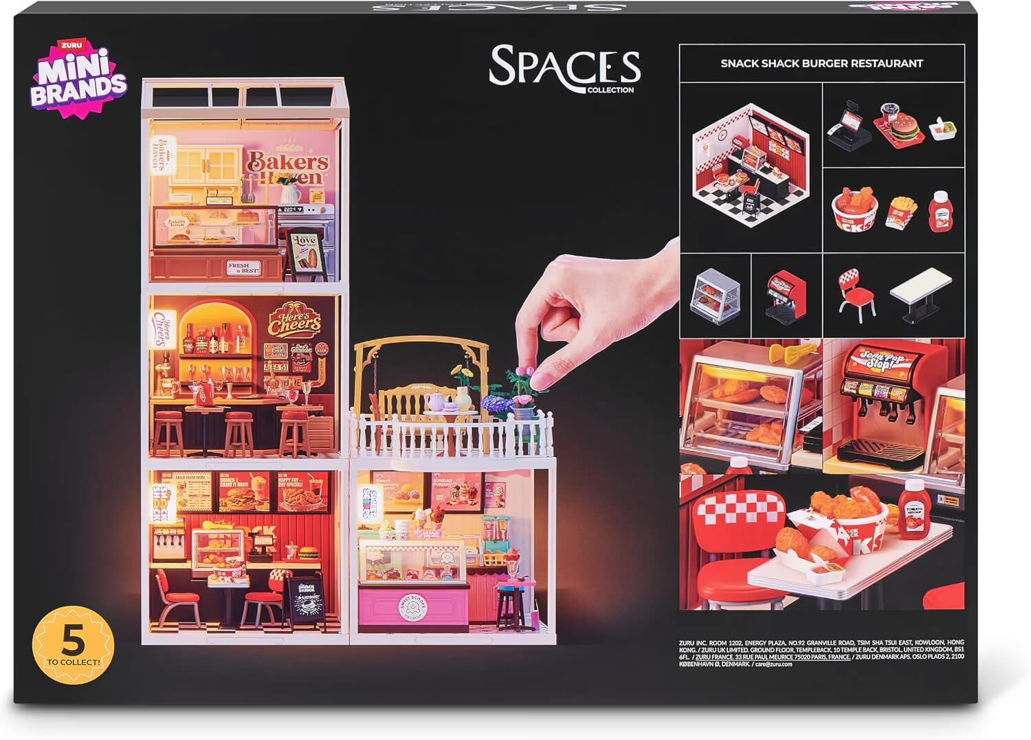 Verpackung der Mini Brands Spaces Kollektion mit verschiedenen kleinen Spielset-Räumen und Zubehörteilen.
