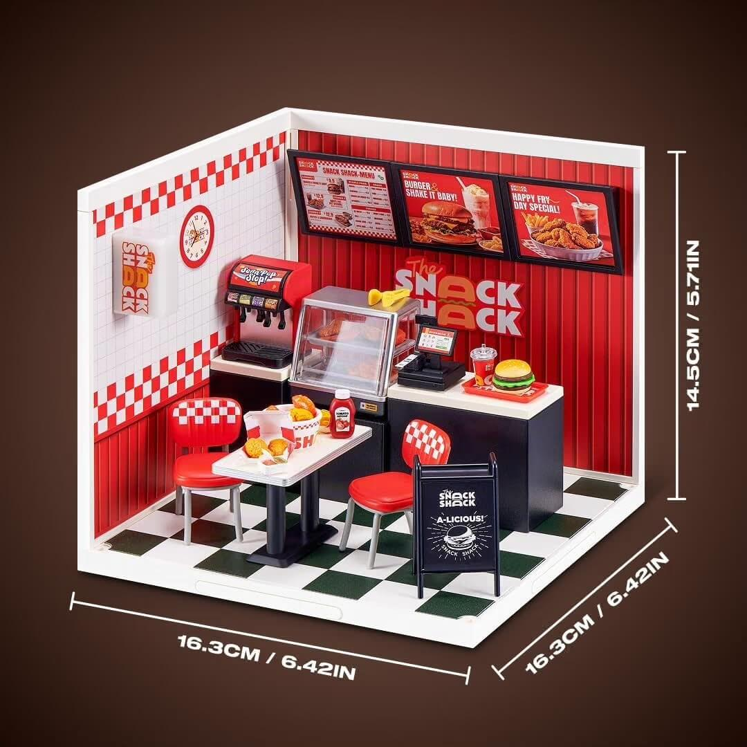 Miniatur-Diorama eines Retro-Snack-Shacks mit rot-weißem Interieur, kariertem Boden und Maßen von 16,3x16,3x14,5 cm.