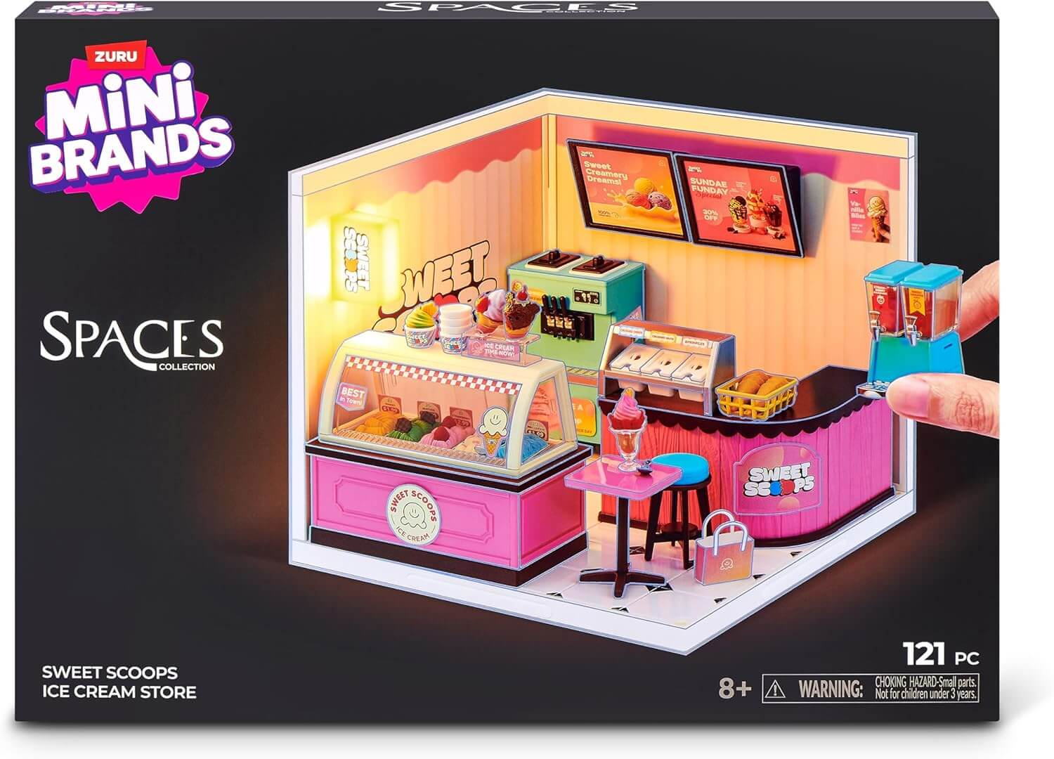 Mini Brands Spaces Sweet Scoops Eisladen Spielset mit Verkaufstheke, Schildern, Möbeln und kleinen Accessoires.