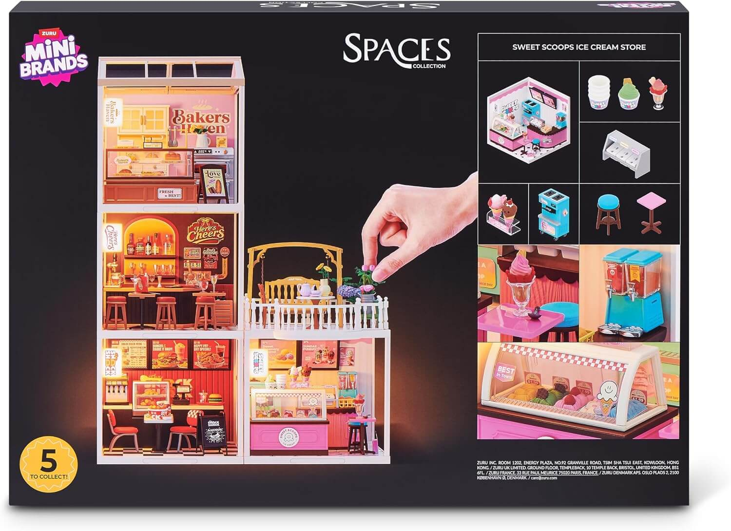 Verpackung der Zuru Mini Brands Spaces Collection mit verschiedenen Miniatur-Räumen, Geschäften und Zubehör.