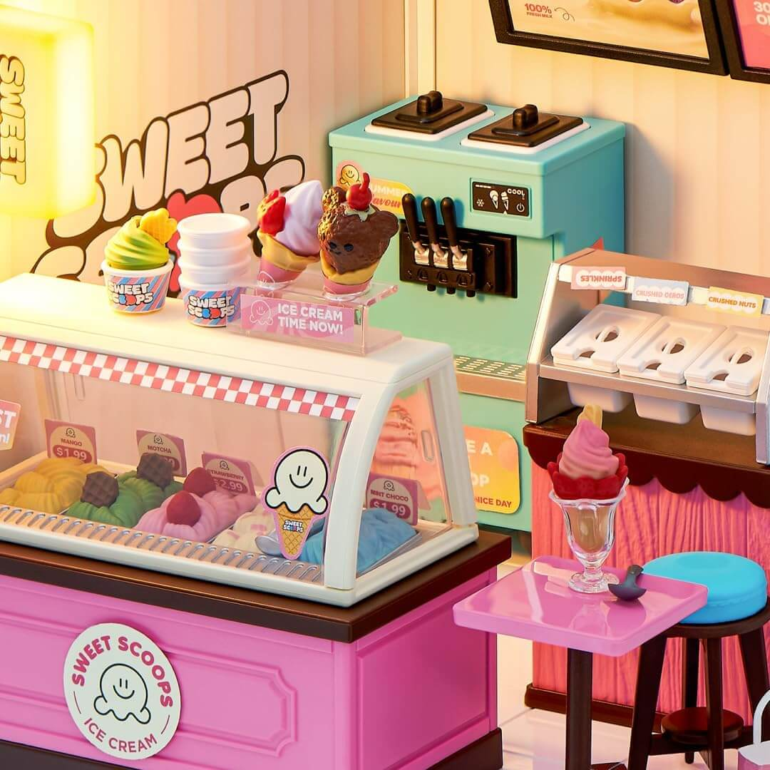 Eine bunte Eisdiele mit Spielzeugdetails, Eistheke, Eismaschine und Bechern mit verschiedenen Eissorten.