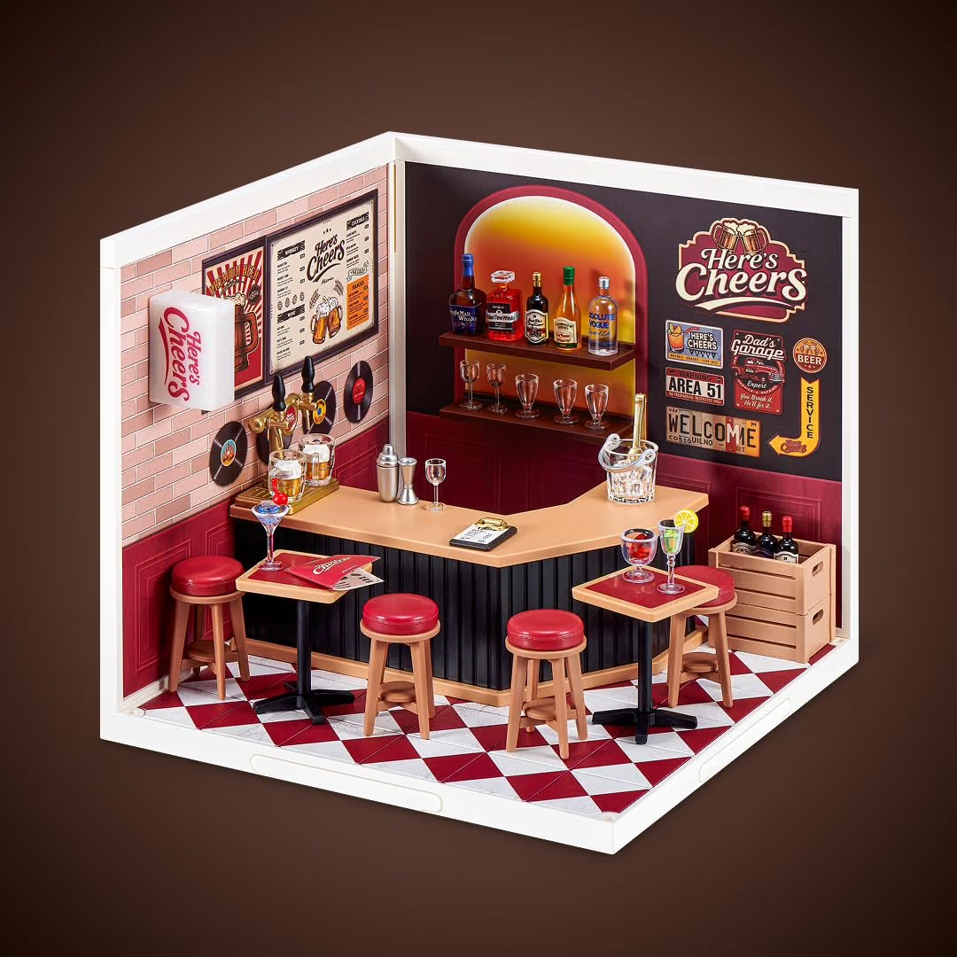 Miniatur-Modell einer Bar mit rotem und weißem Karoboden, Barhockern, Tischen und Regalen voller Flaschen.