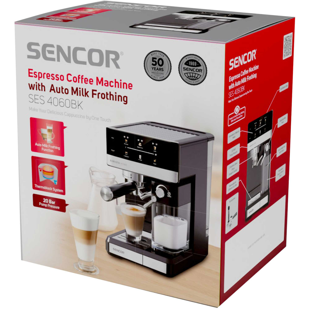 Confezione della macchina da caffè espresso Sencor con montalatte automatico e bevande sul tavolo.