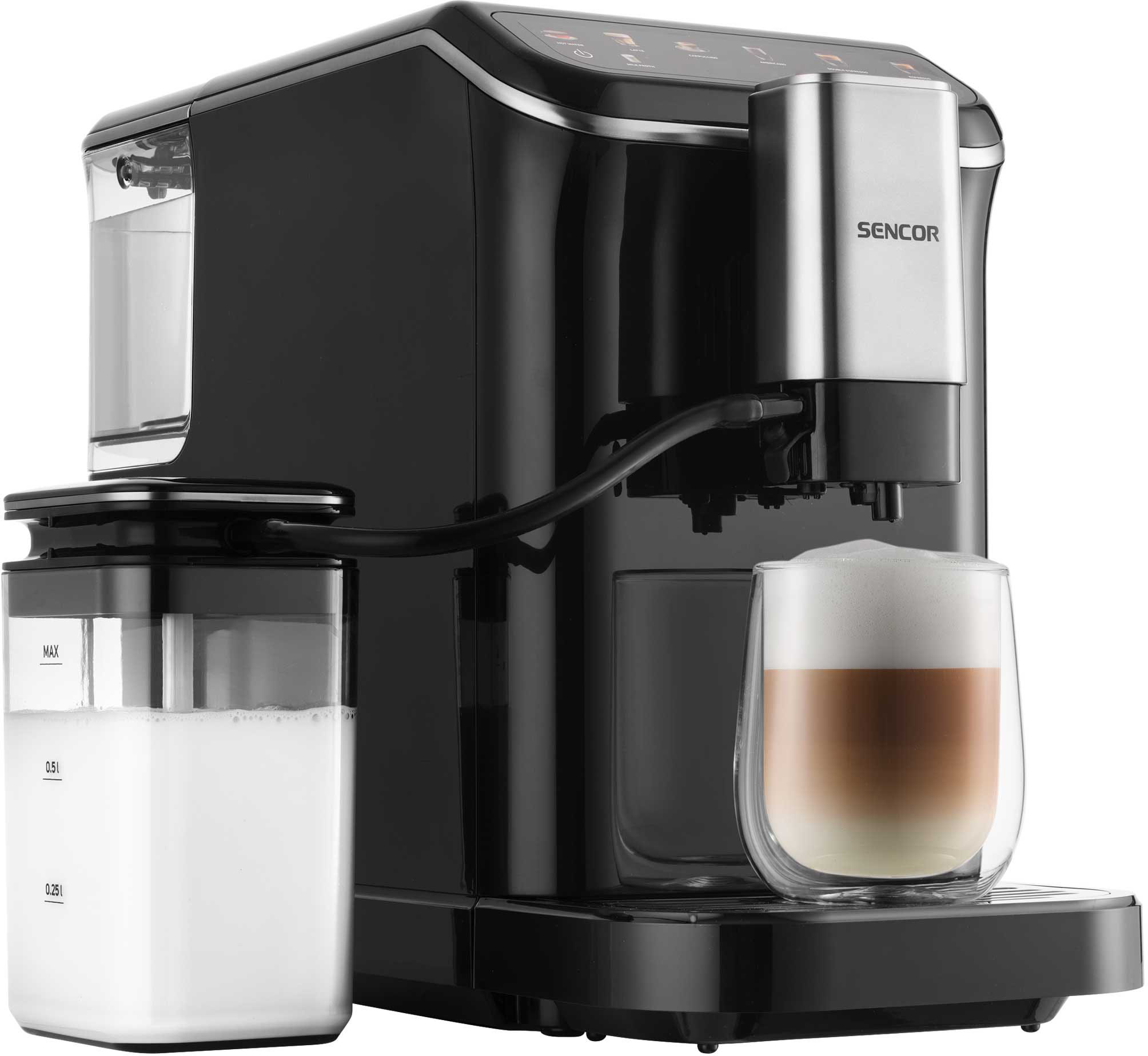 Una macchina da caffè nera Sencor con contenitore del latte e un bicchiere di caffè stratificato su sfondo bianco.