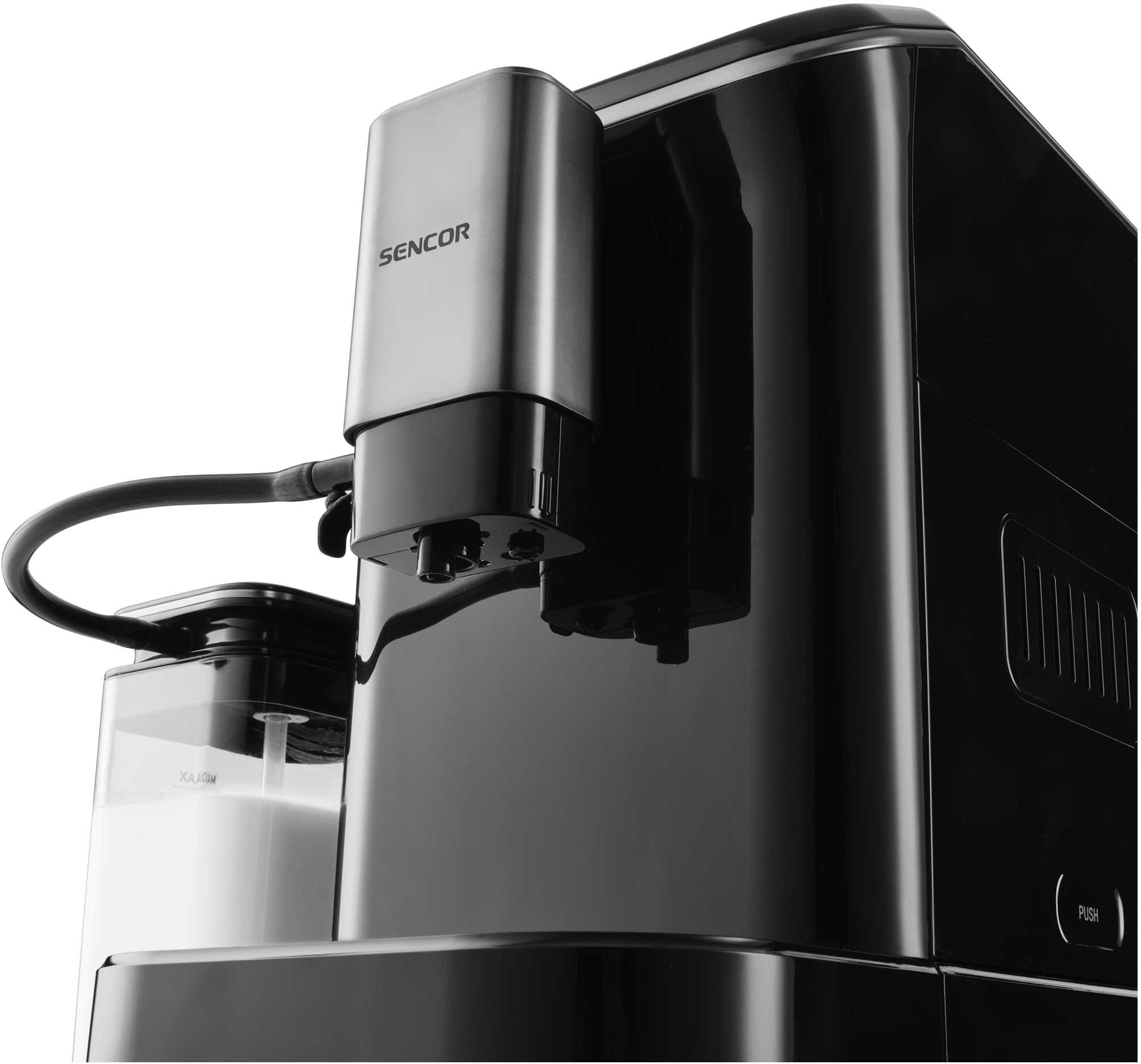 Macchina da caffè Sencor nera e argento con contenitore per schiuma di latte a sinistra.