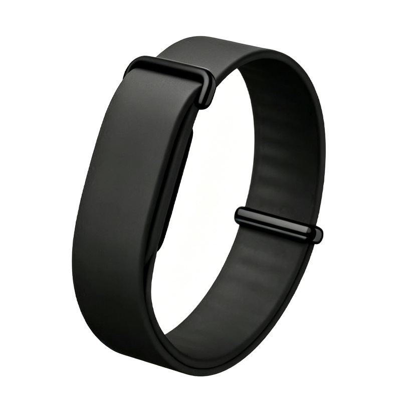Ein elegantes schwarzes Fitnessarmband mit matter Oberfläche und sicherem Verschluss vor weißem Hintergrund.
