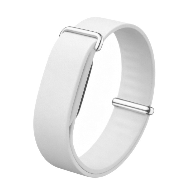 Ein weißes Armband mit silbernen Metallschlaufen auf weißem Hintergrund.