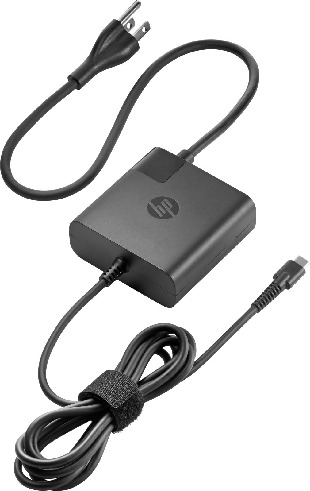 Ein schwarzes HP Laptop-Netzteil mit angeschlossenem Stromkabel und USB-C-Kabel.