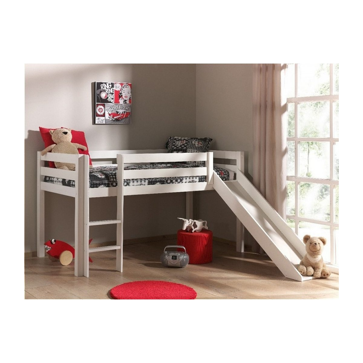 Ein weißes Hochbett mit Rutsche, Leiter, Plüschbären und roten Accessoires im Kinderzimmer.