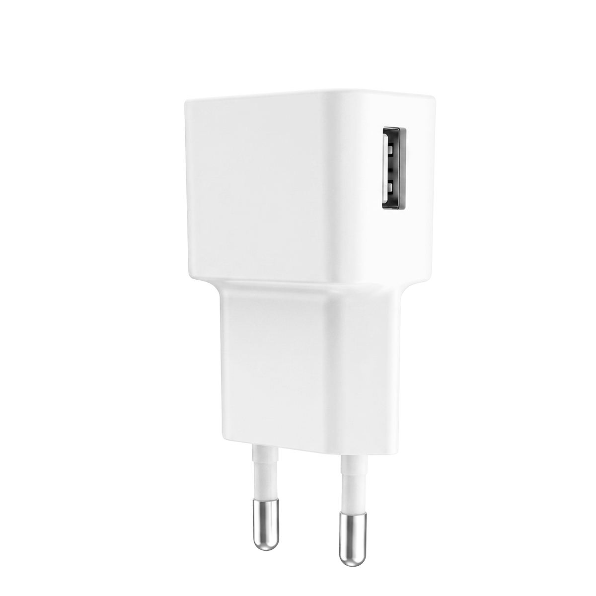 Ein weißer USB-Wandlader mit zwei runden Metallstiften für europäische Steckdosen.