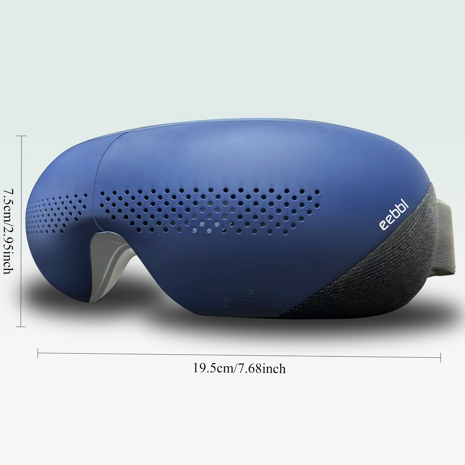 Blaue Augenmaske mit Perforationen und den Maßen 19,5 cm x 7,5 cm auf hellem Hintergrund.