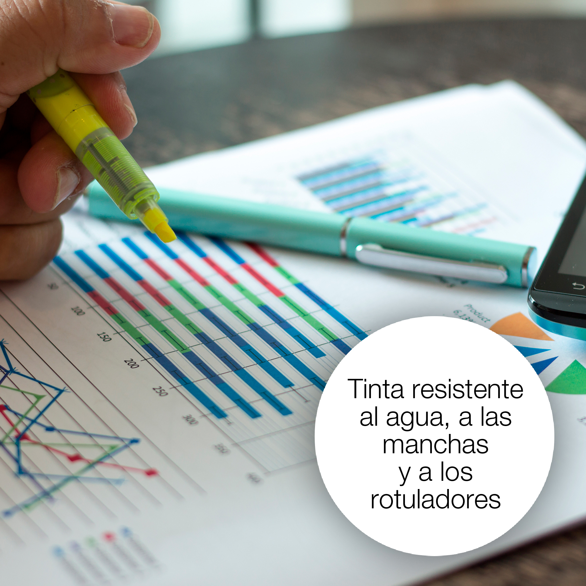 Mano con marcador verde sobre papel con gráficos y texto.
