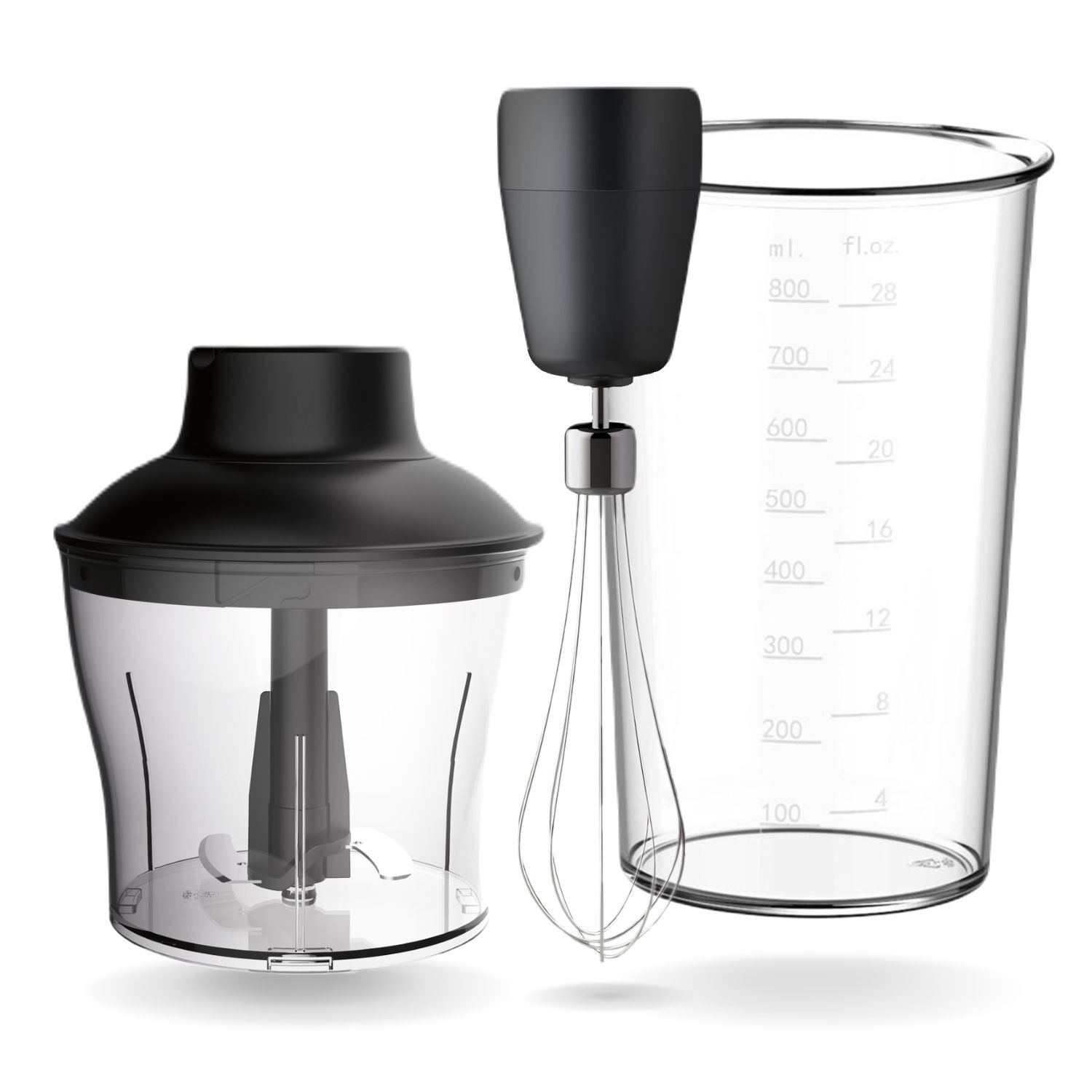 Czarny zestaw blender ręcznego z misą do siekania, trzepaczką i wysoką miarką na białym tle.