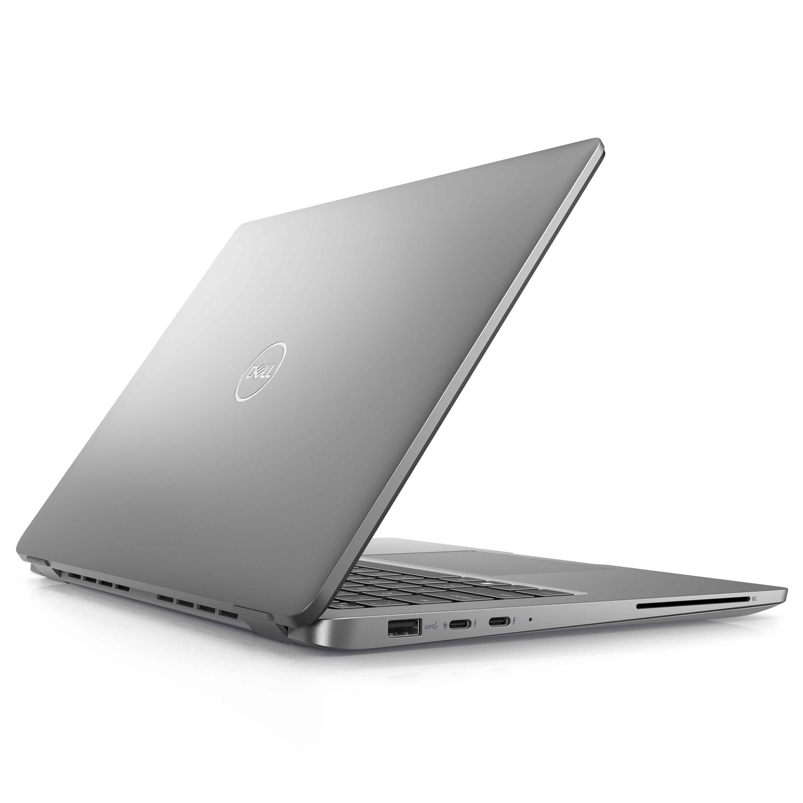 Ein silberner Dell Laptop steht halb geöffnet auf weißem Hintergrund mit sichtbaren Anschlüssen an der Seite.