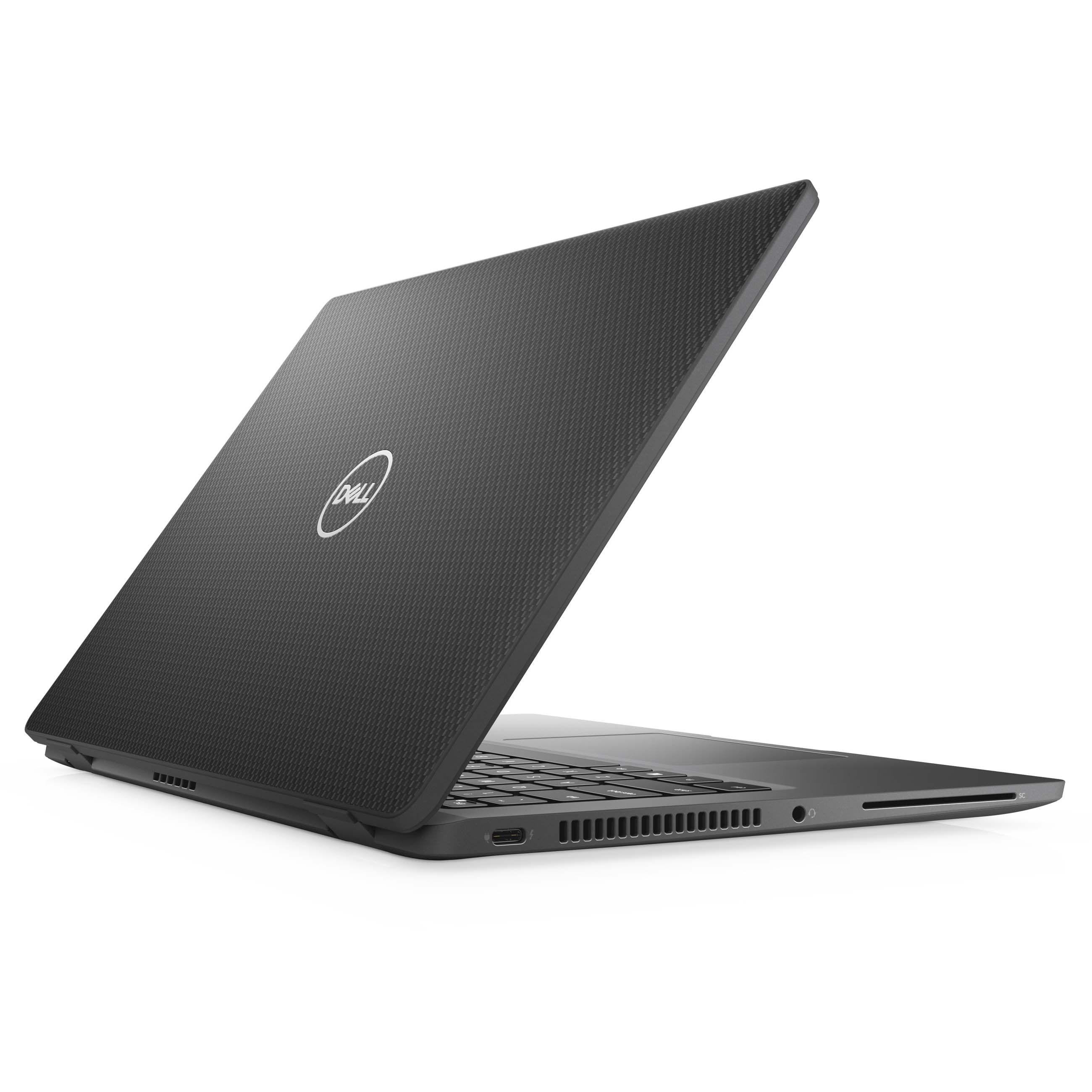 Ein grauer Dell-Laptop mit Kohlefaser-Muster auf dem Deckel ist leicht geöffnet und steht auf einer weißen Fläche.