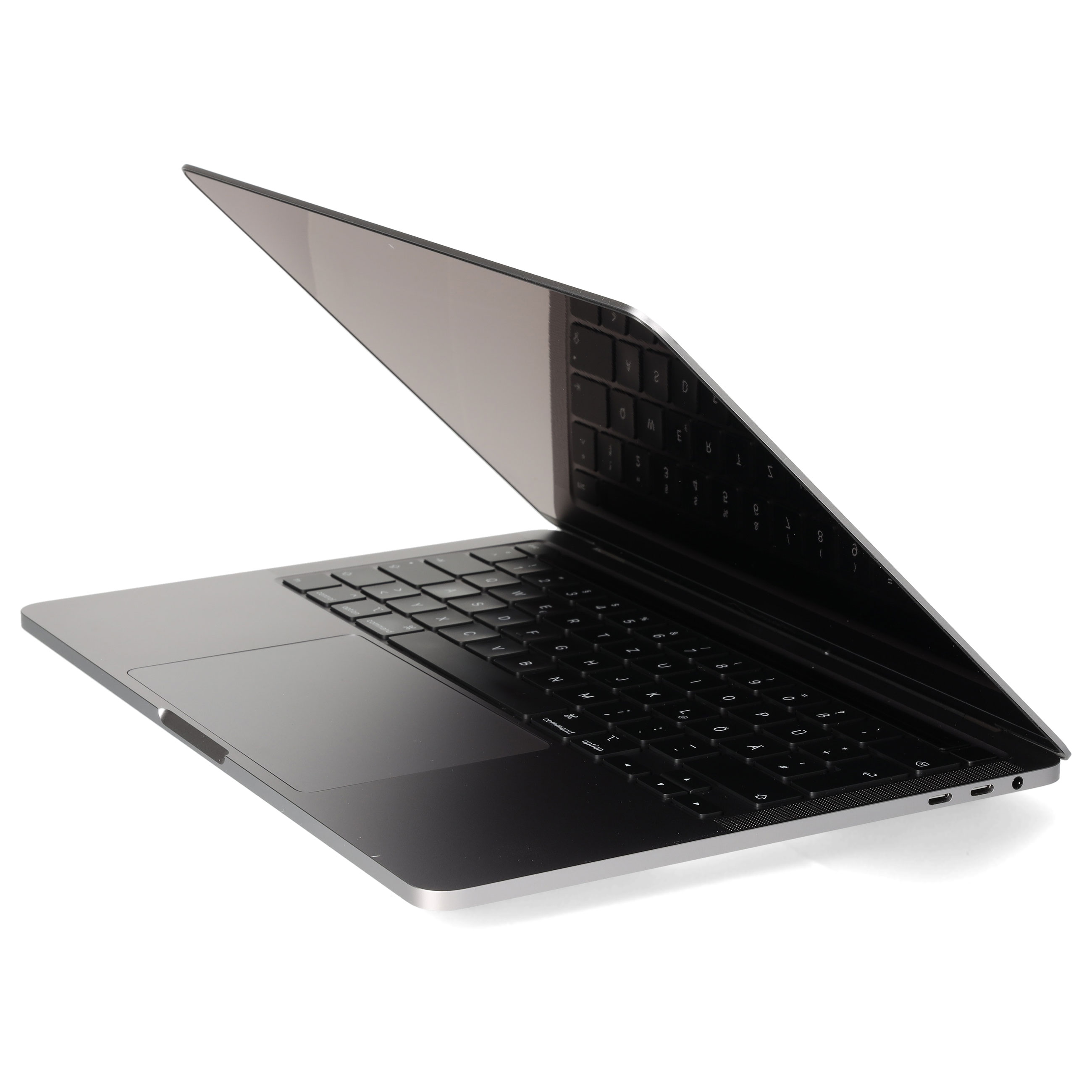 Ein geschlossener Laptop in Seitenansicht auf weißem Hintergrund mit sichtbarer Tastatur und Touchpad.