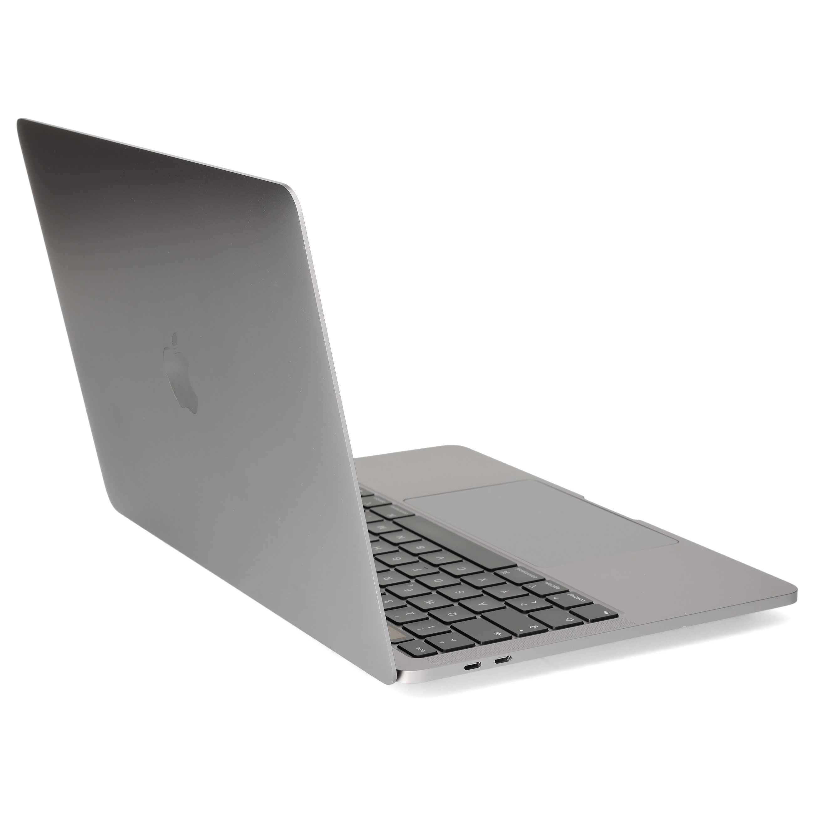 Ein grauer Laptop steht auf weißem Hintergrund, gesehen von schräg hinten.