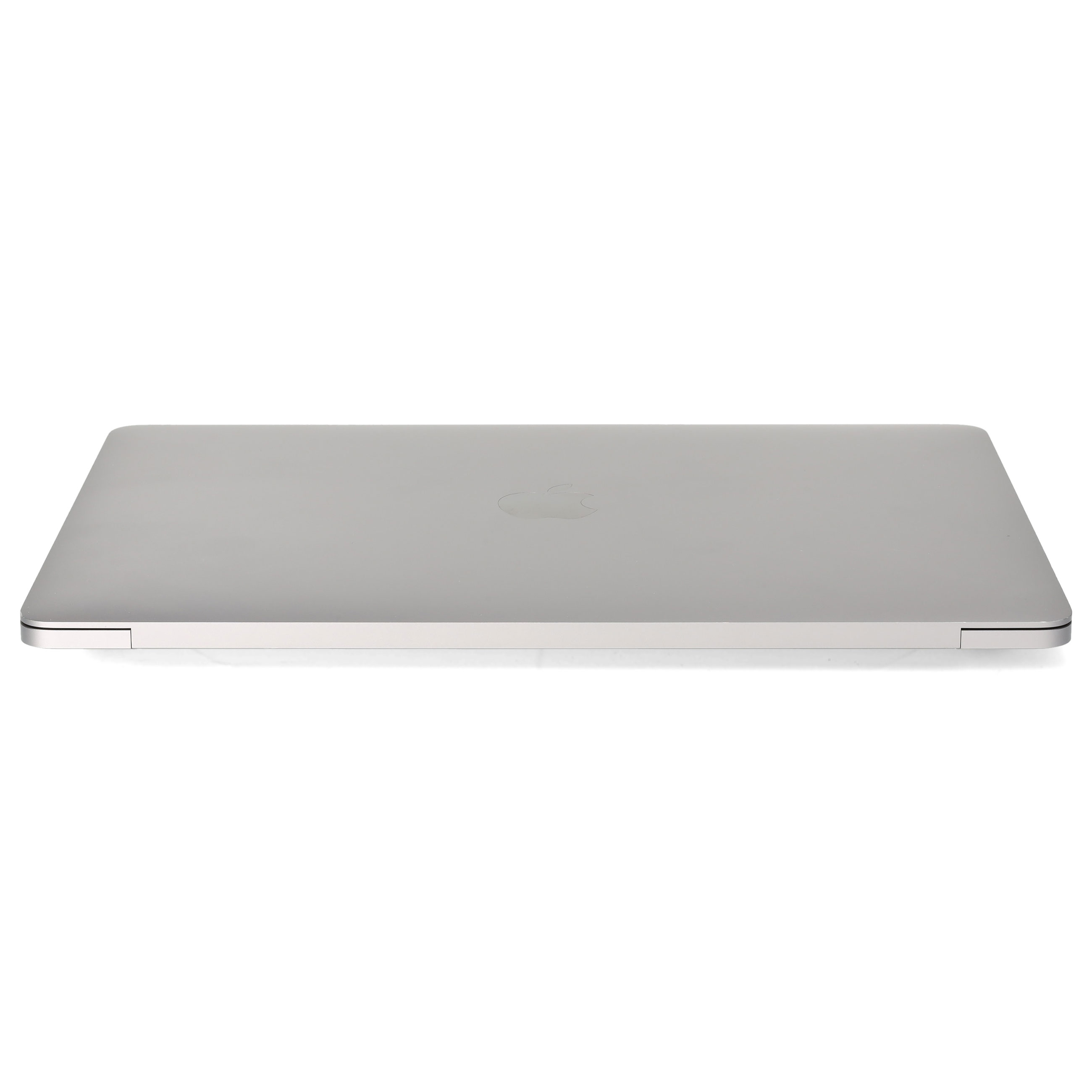 Ein geschlossener silbergrauer Laptop liegt auf einer weißen Oberfläche mit sichtbarem Apple-Logo.