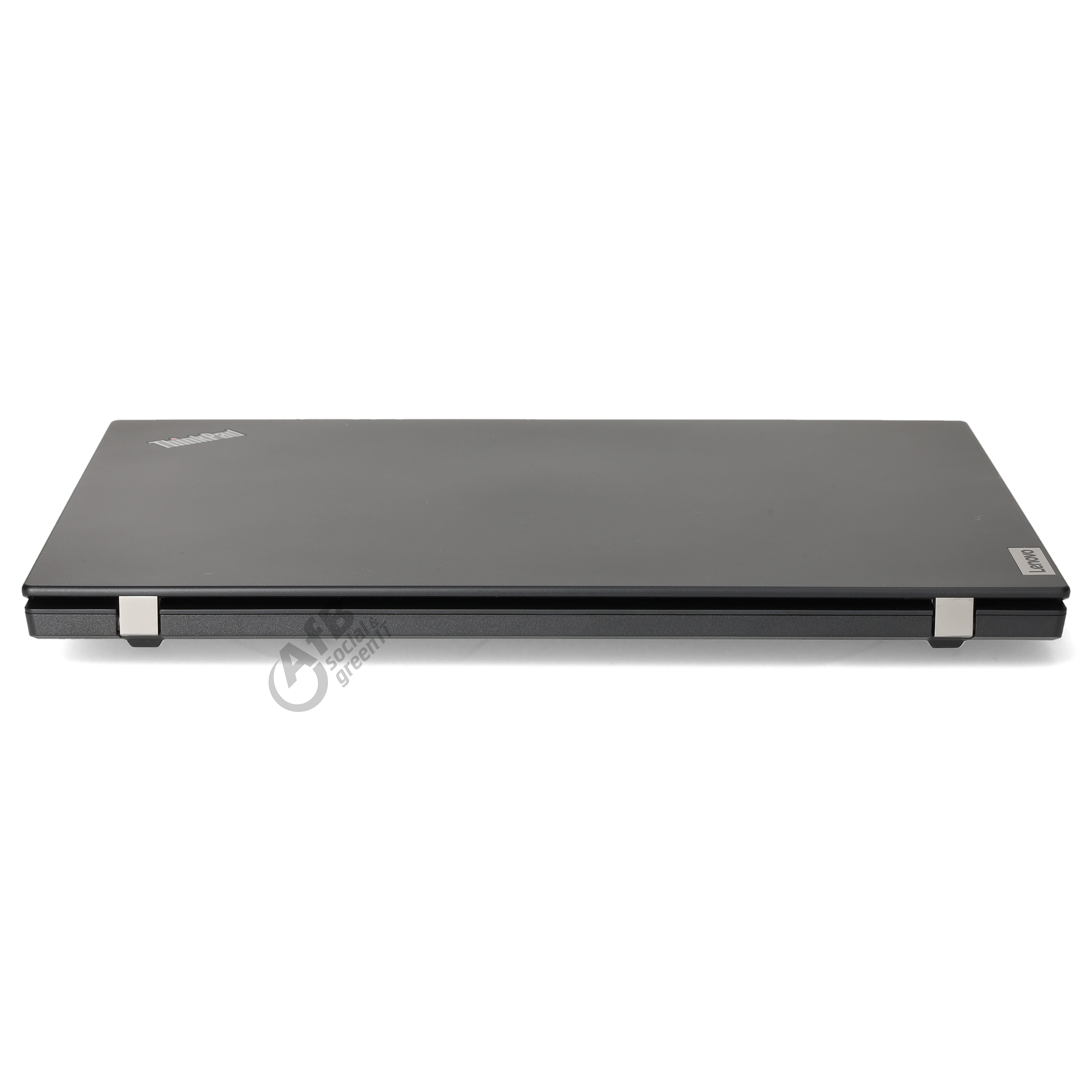 Geschlossener schwarzer Lenovo ThinkPad Laptop mit silbernen Scharnieren auf weißem Hintergrund.