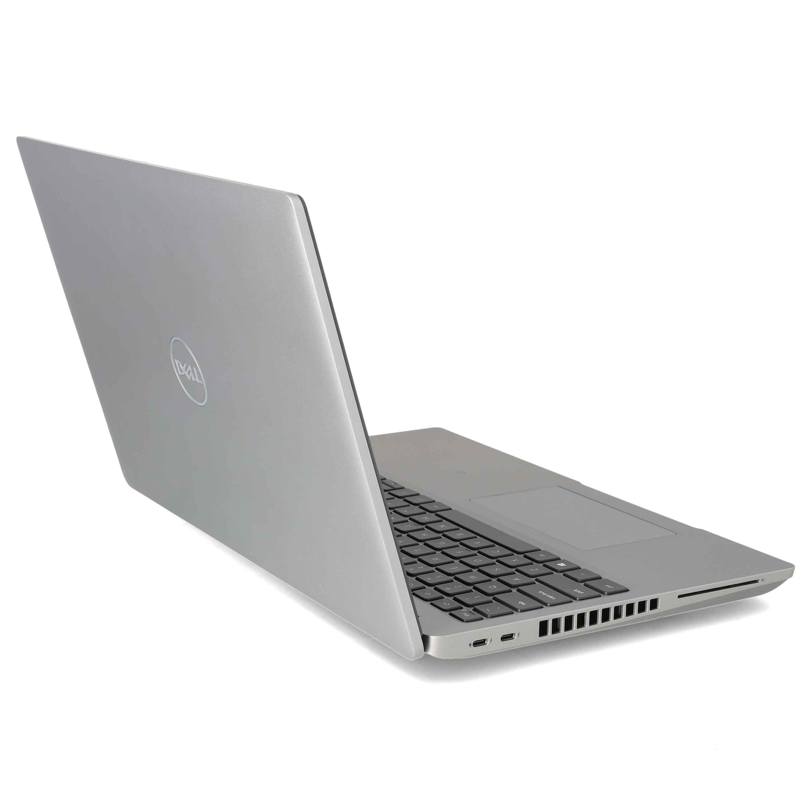 Ein silberner Laptop steht offen auf weißem Hintergrund, seitlich fotografiert.