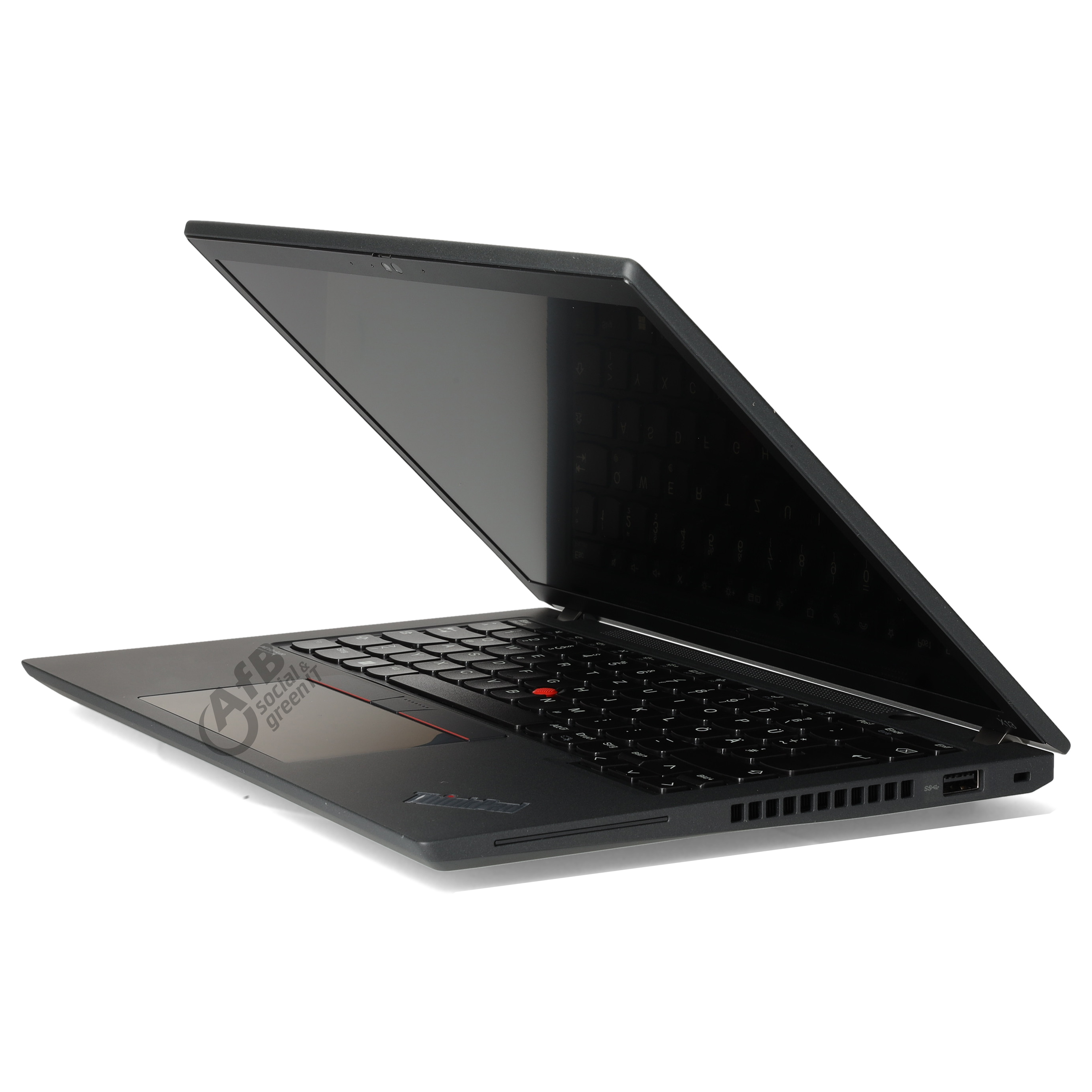 Ein schwarzes ThinkPad-Laptop ist schräg auf weißem Hintergrund geöffnet und zeigt Tastatur und Bildschirm.