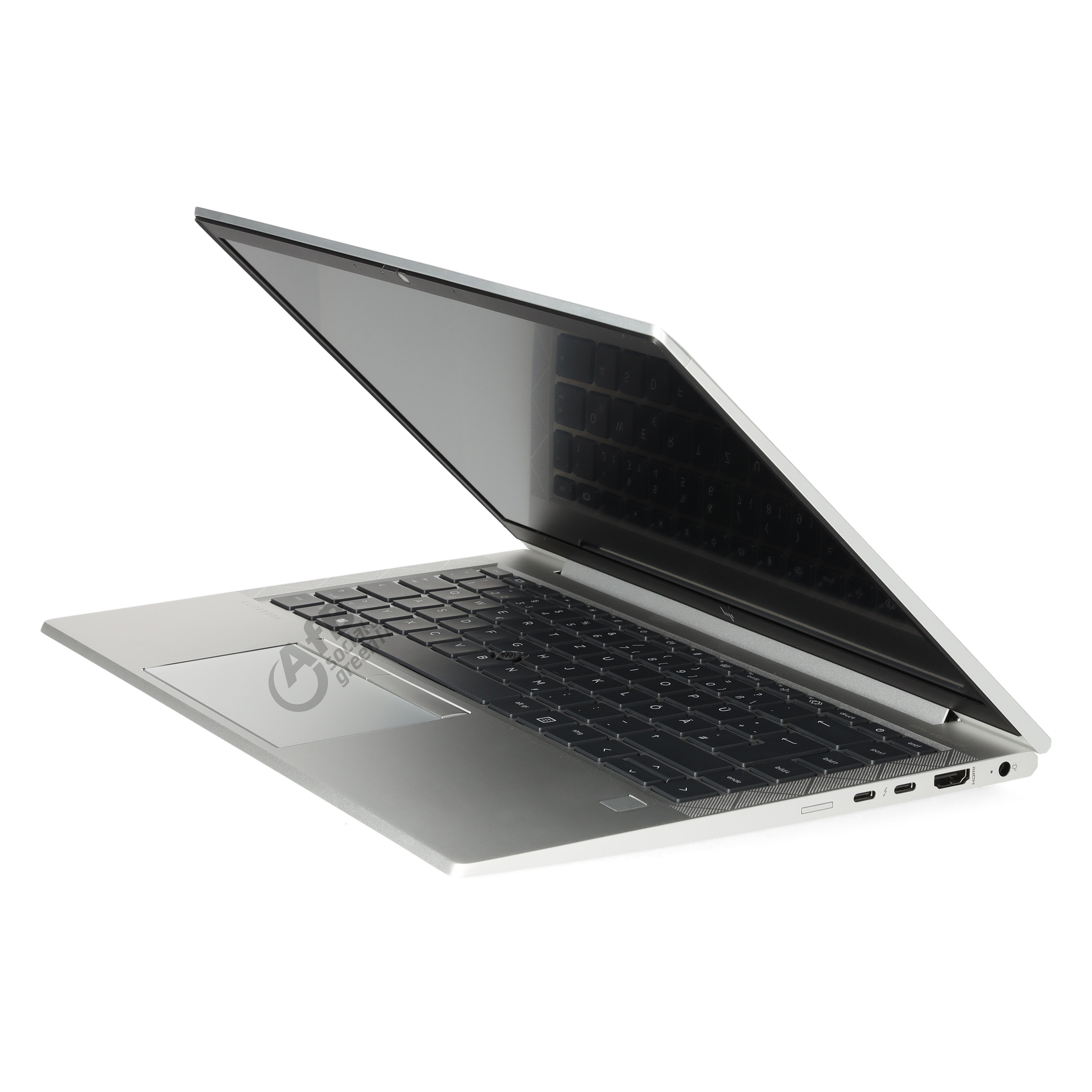 Ein offener silberner Laptop mit schwarzer Tastatur vor weißem Hintergrund.