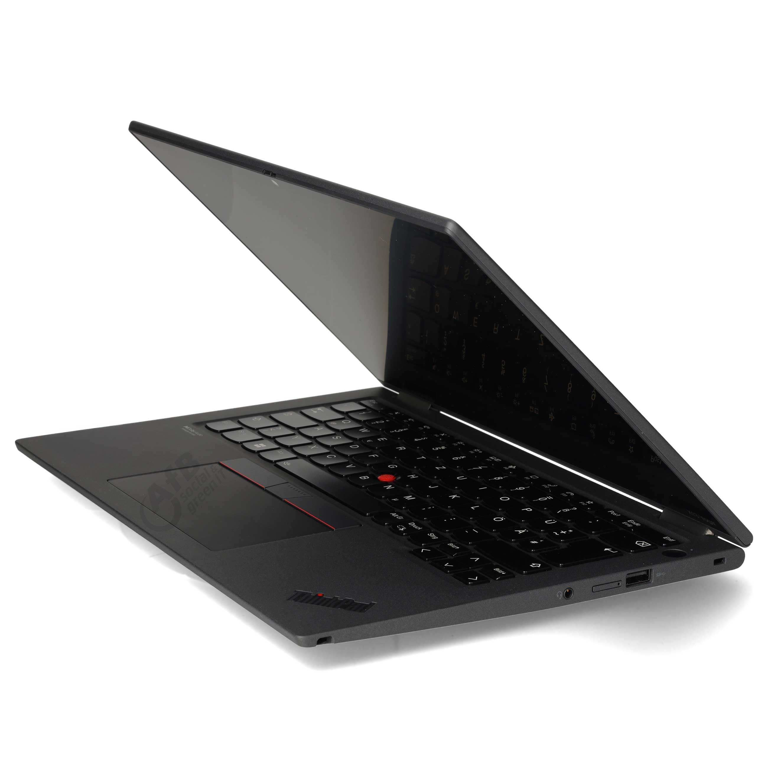 Ein schwarzes Laptop aus flachem Seitenwinkel mit Tastatur, Trackpad und halb geöffnetem Bildschirm auf weißem Hintergrund.
