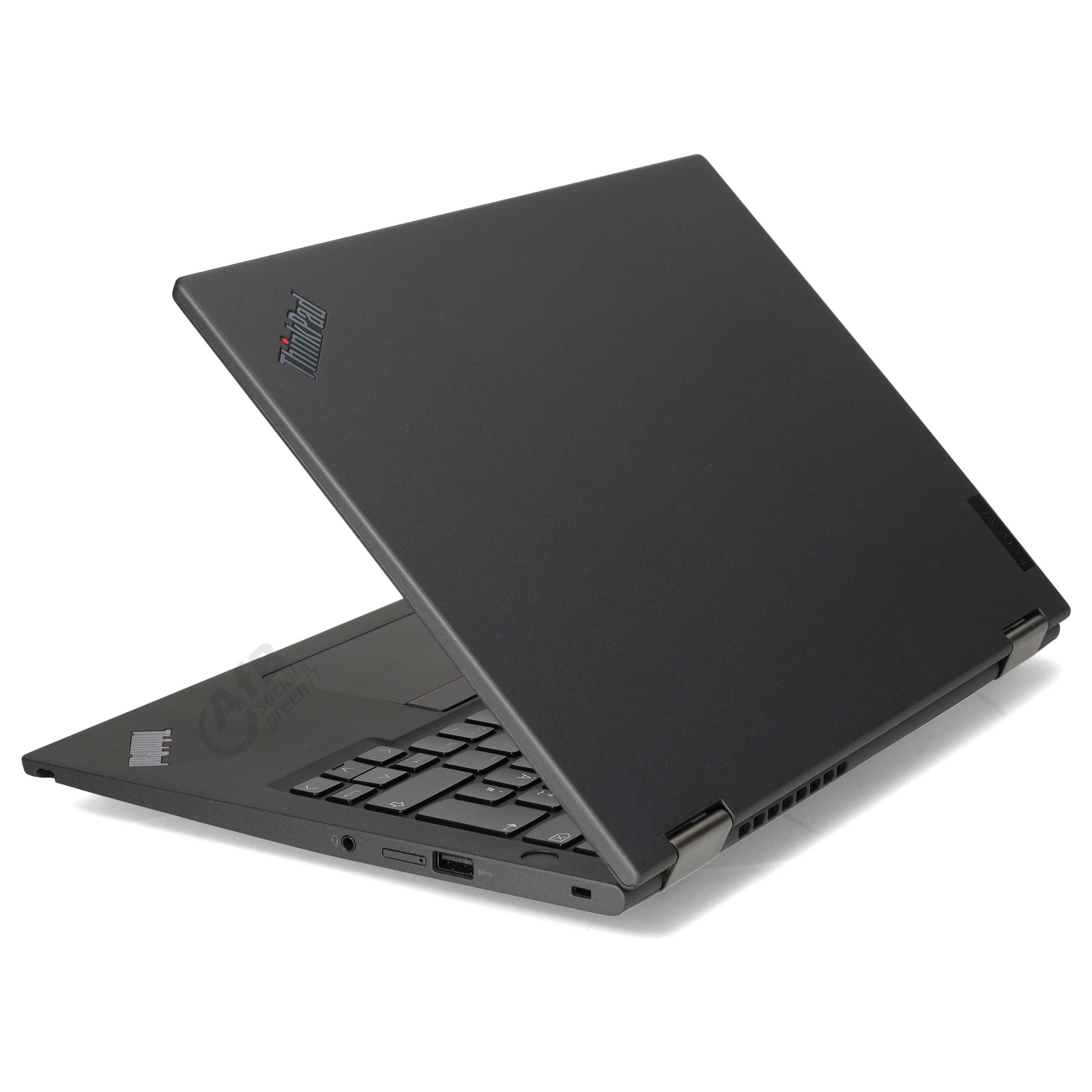 Ein schwarzes ThinkPad-Laptop ist auf einer weißen Oberfläche halb geöffnet und zeigt die Tastatur.