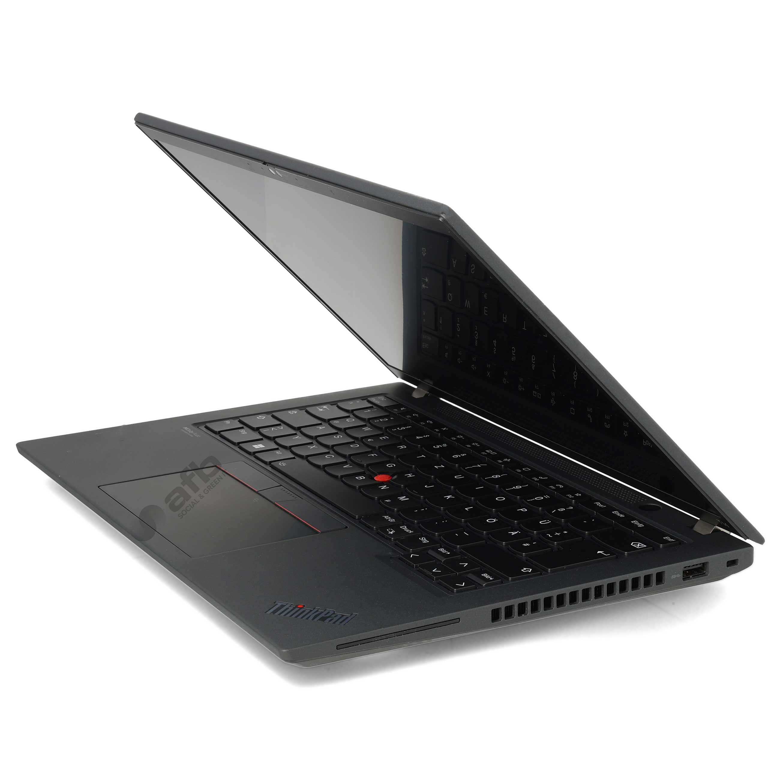 Ein schwarzer ThinkPad Laptop steht schräg auf weißem Hintergrund, mit geöffnetem Bildschirm und schwarzer Tastatur.