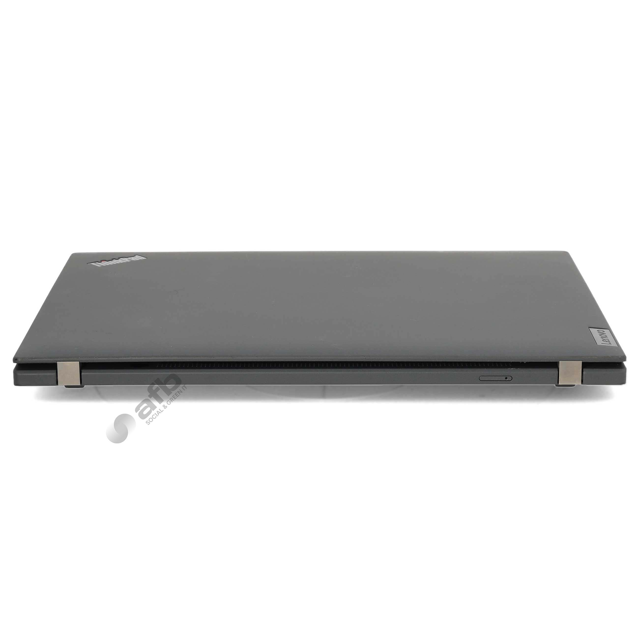Geschlossener schwarzer Laptop von Lenovo auf weißem Hintergrund, Vorderseite mit Logo und Anschlüssen.
