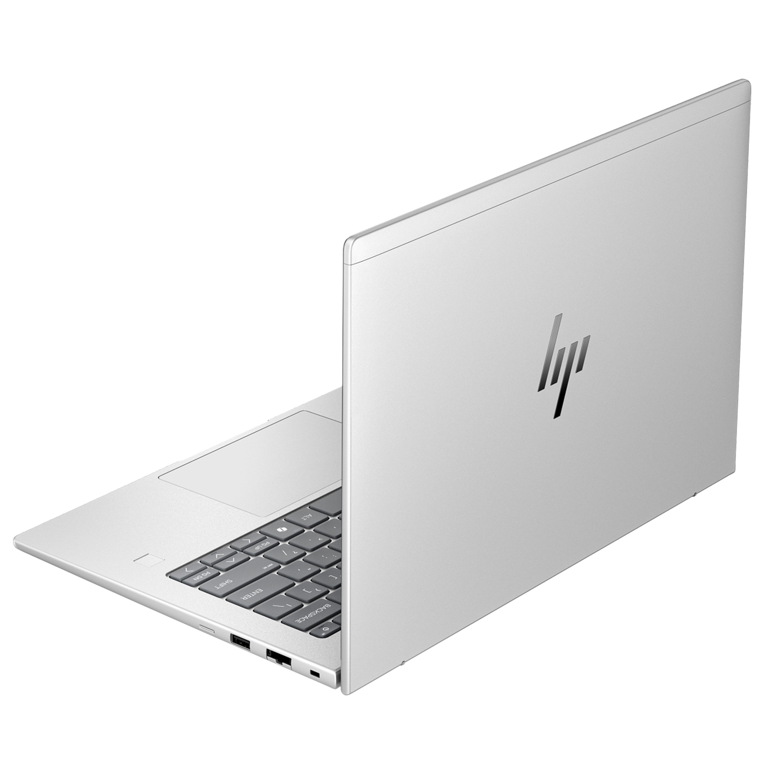 Ein silberner Laptop ist halb geöffnet auf weißem Hintergrund, mit Blick auf die Tastatur und das hp-Logo.