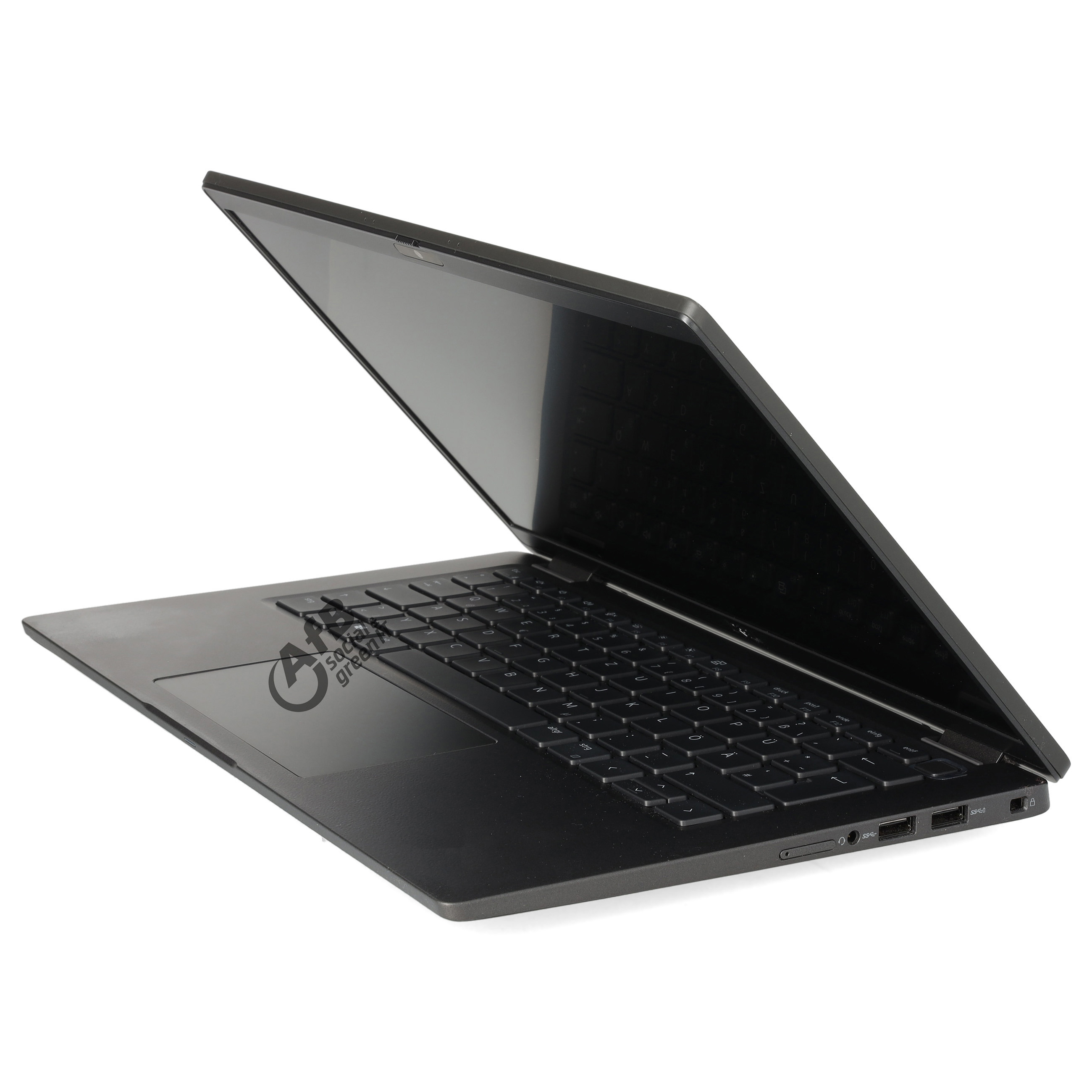 Ein offener schwarzer Laptop steht auf weißem Hintergrund, seitlich fotografiert.