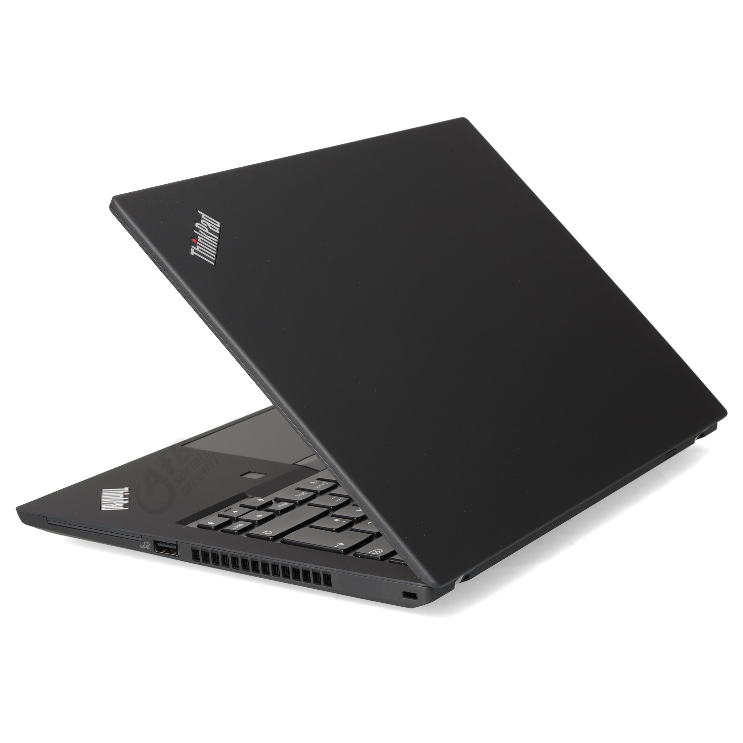 Ein schwarzer Laptop steht leicht geöffnet auf weißem Hintergrund, die Rückseite des Bildschirms mit ThinkPad-Logo.